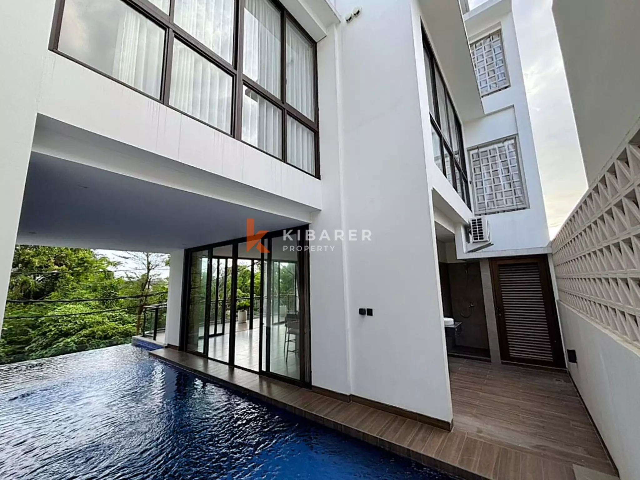Vila Townhouse Tiga Kamar Tidur Bergaya di Dekat Berawa, Lokasi Terbaik