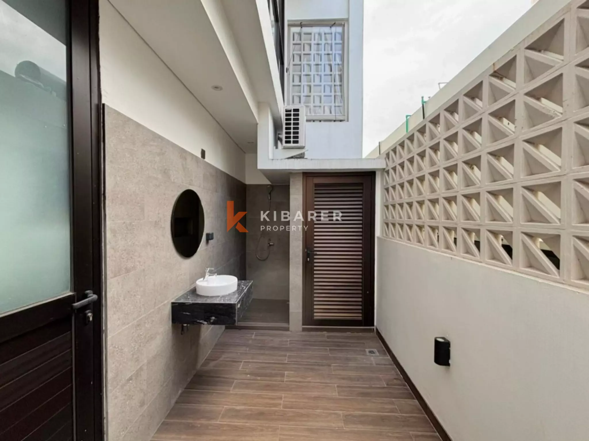 Vila Townhouse Tiga Kamar Tidur Bergaya di Dekat Berawa, Lokasi Terbaik