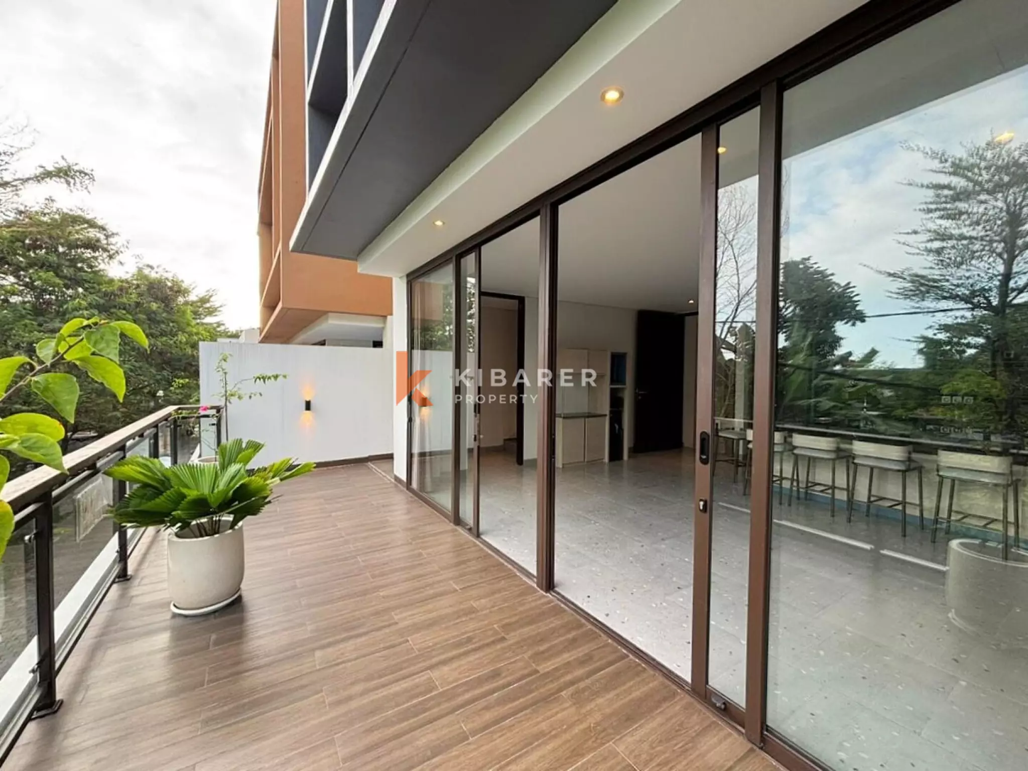 Vila Townhouse Tiga Kamar Tidur Bergaya di Dekat Berawa, Lokasi Terbaik