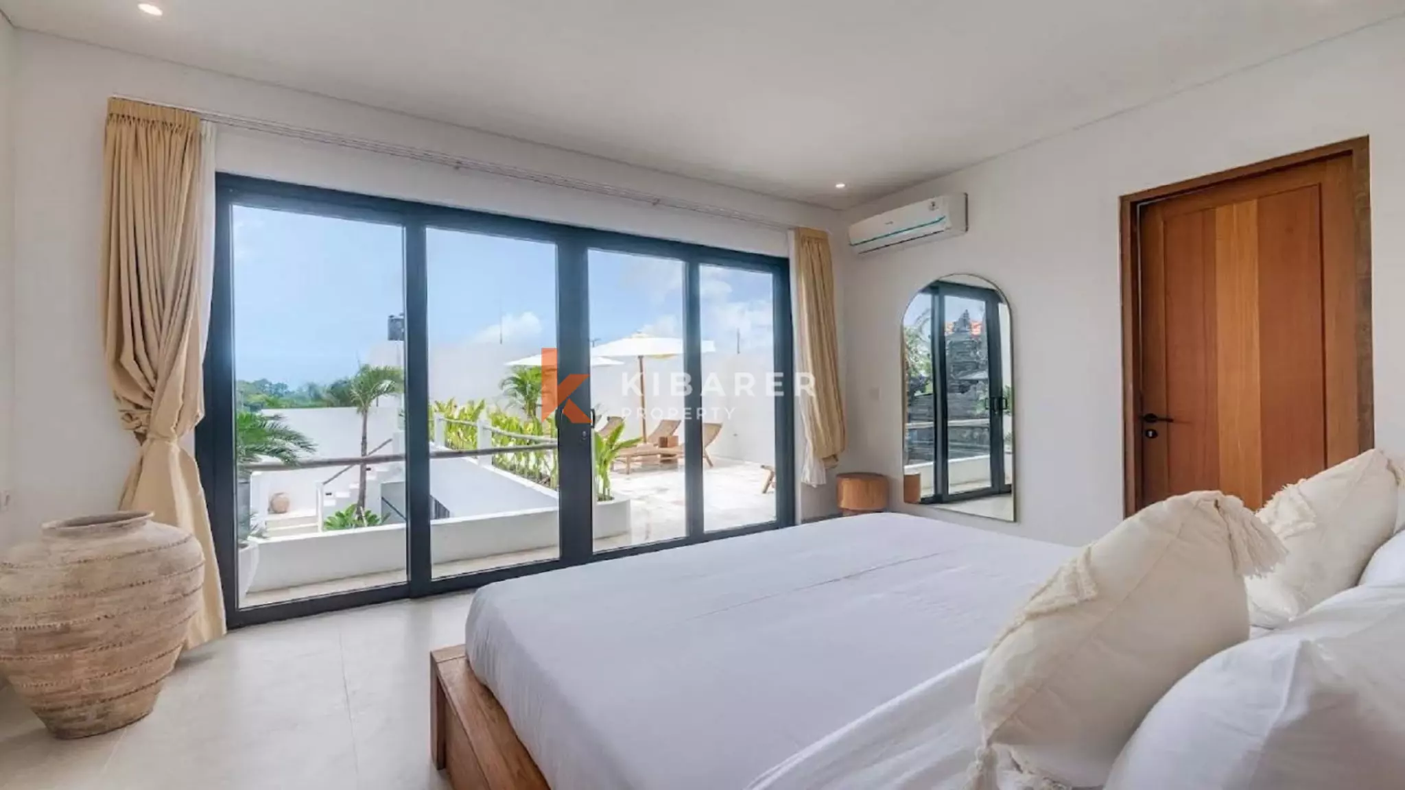 Vila Tiga Kamar Tidur di Atap Gedung yang Elegan Dekat Pantai Kedungu