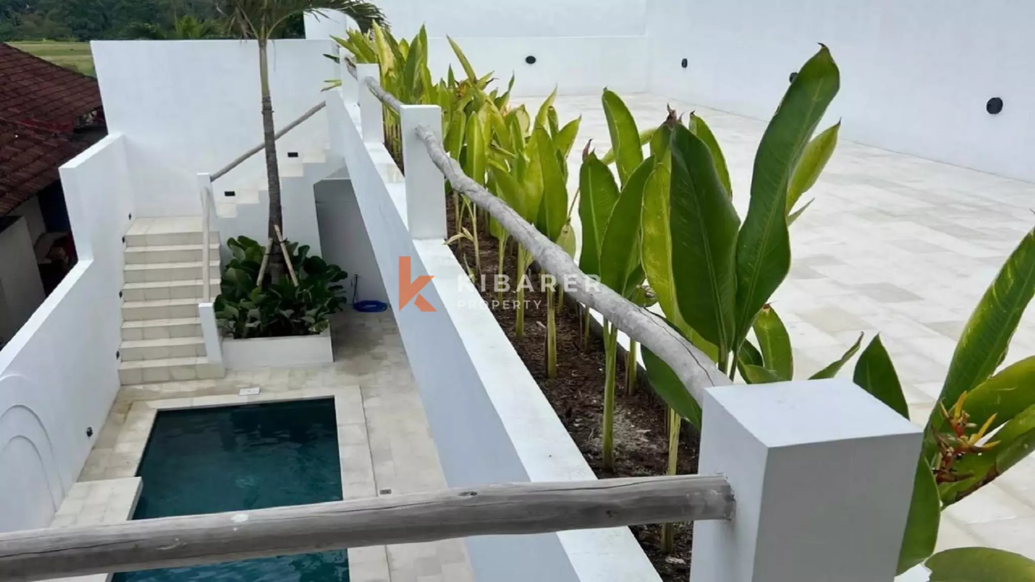 Vila Tiga Kamar Tidur di Atap Gedung yang Elegan Dekat Pantai Kedungu