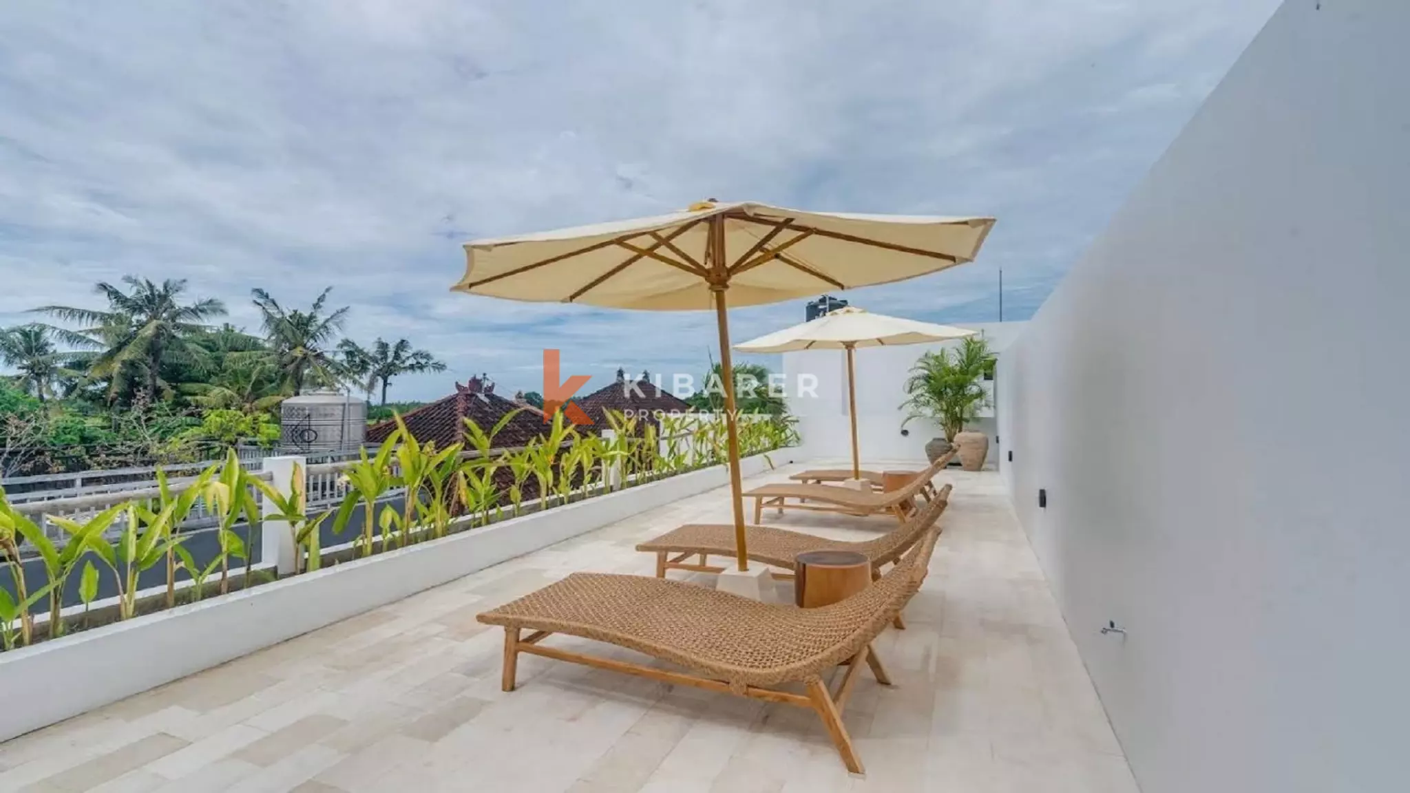 Vila Tiga Kamar Tidur di Atap Gedung yang Elegan Dekat Pantai Kedungu