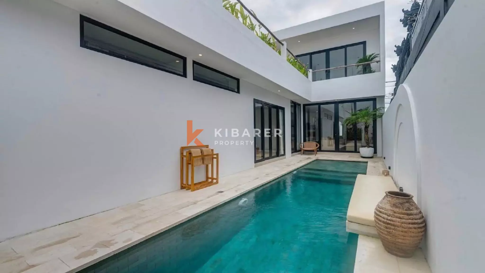 Vila Tiga Kamar Tidur di Atap Gedung yang Elegan Dekat Pantai Kedungu