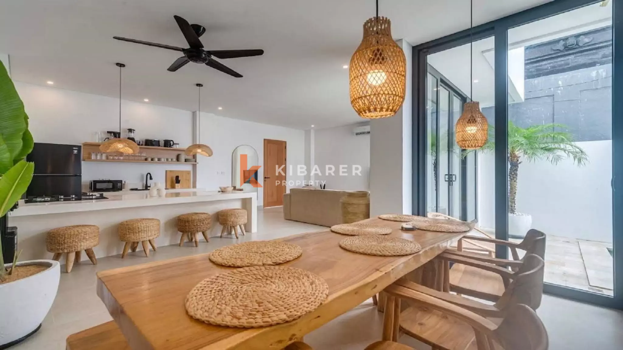 Vila Tiga Kamar Tidur di Atap Gedung yang Elegan Dekat Pantai Kedungu