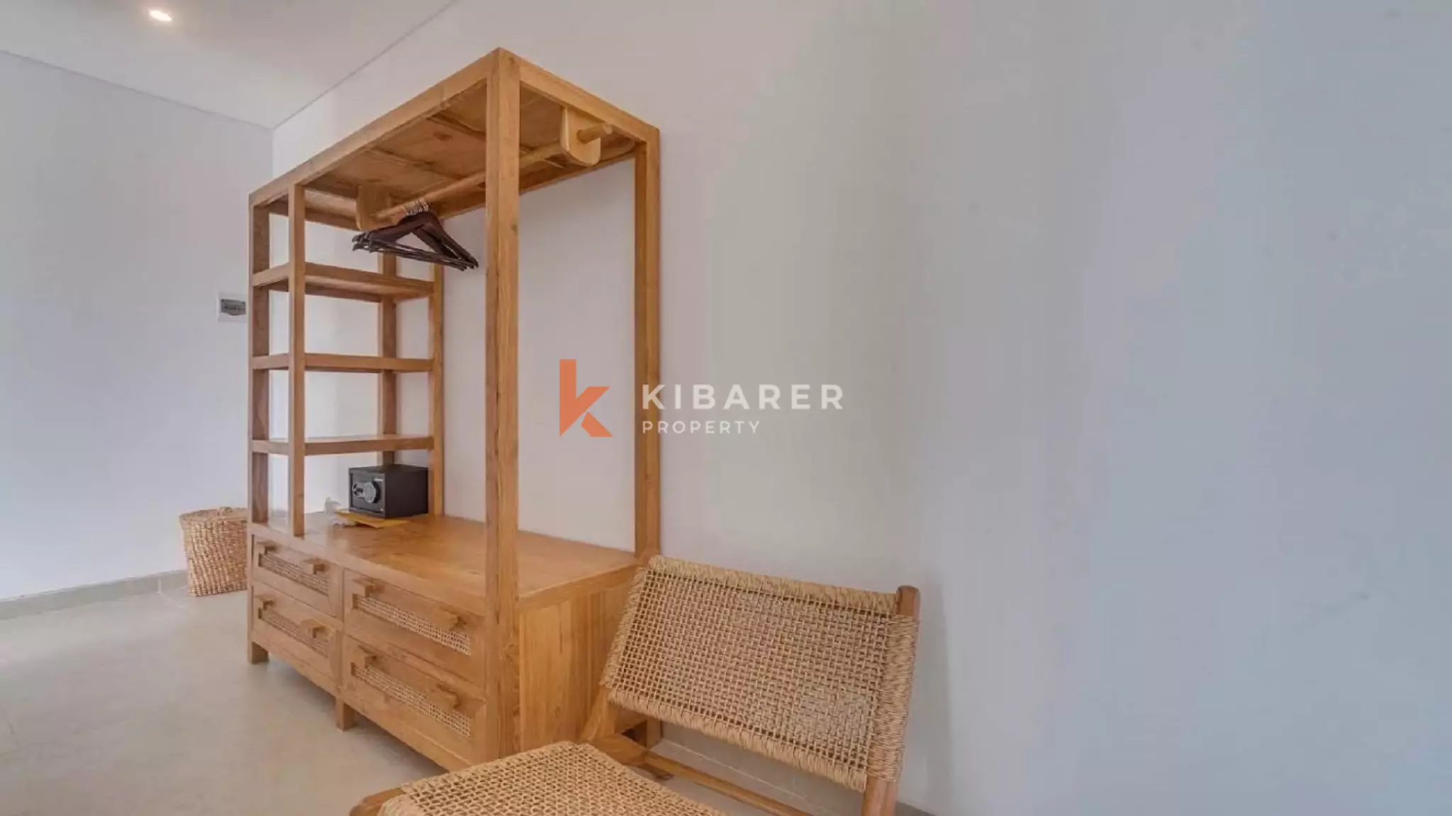 Vila Tiga Kamar Tidur di Atap Gedung yang Elegan Dekat Pantai Kedungu