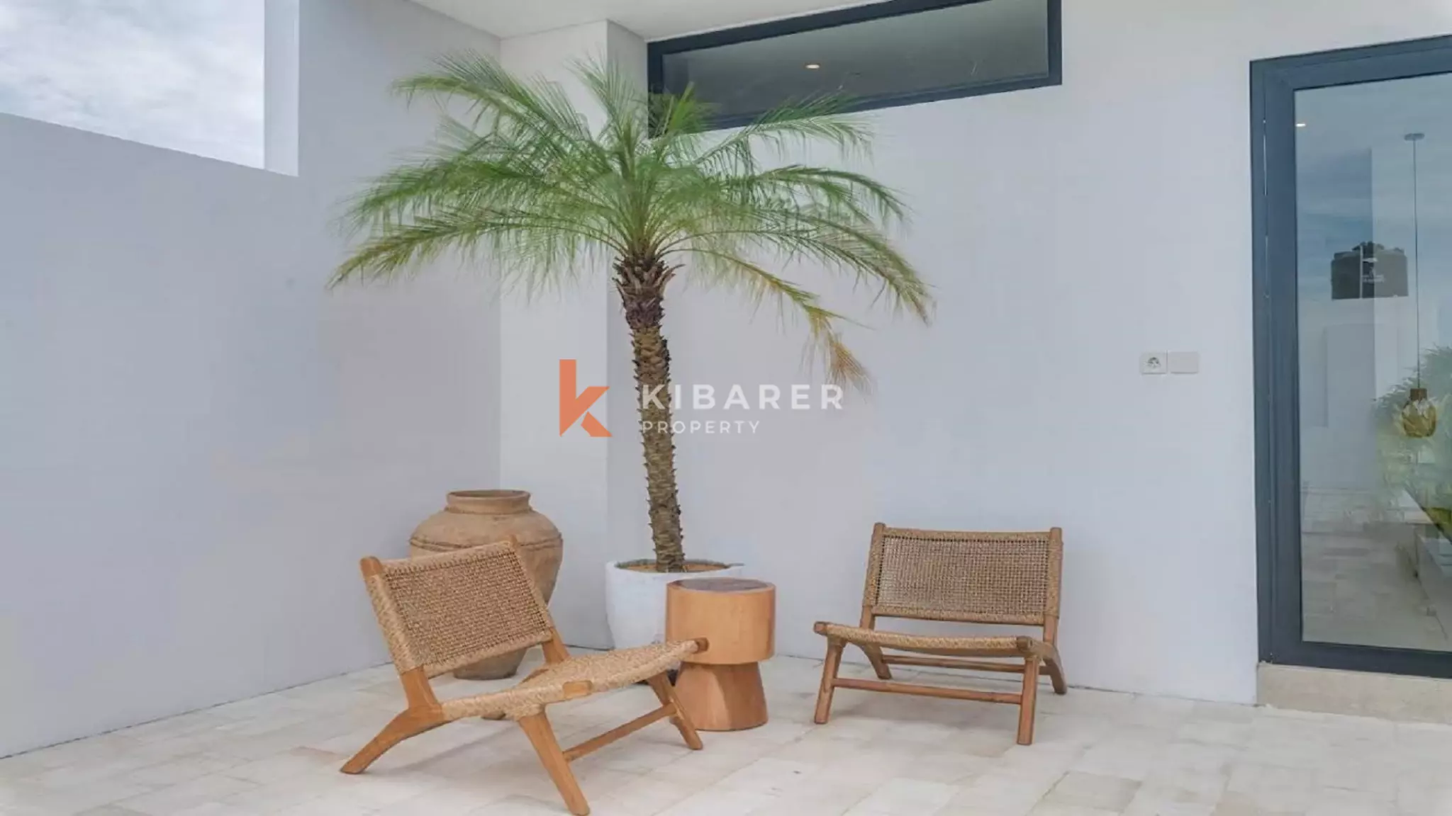 Vila Tiga Kamar Tidur di Atap Gedung yang Elegan Dekat Pantai Kedungu