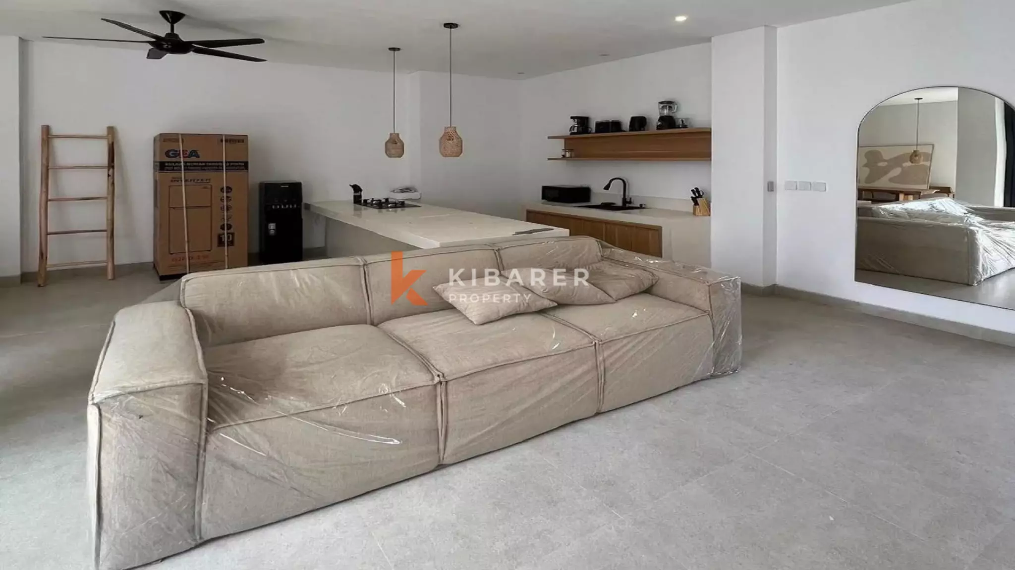Vila Tiga Kamar Tidur di Atap Gedung yang Elegan Dekat Pantai Kedungu