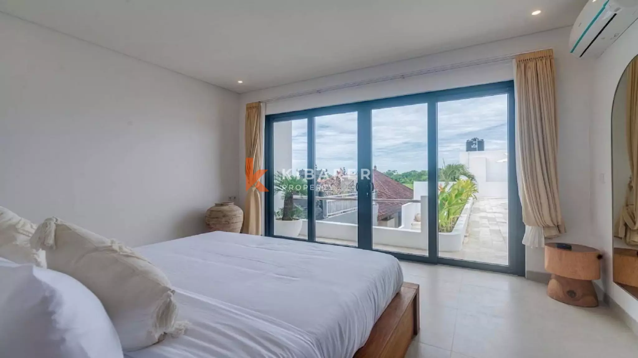 Vila Tiga Kamar Tidur di Atap Gedung yang Elegan Dekat Pantai Kedungu
