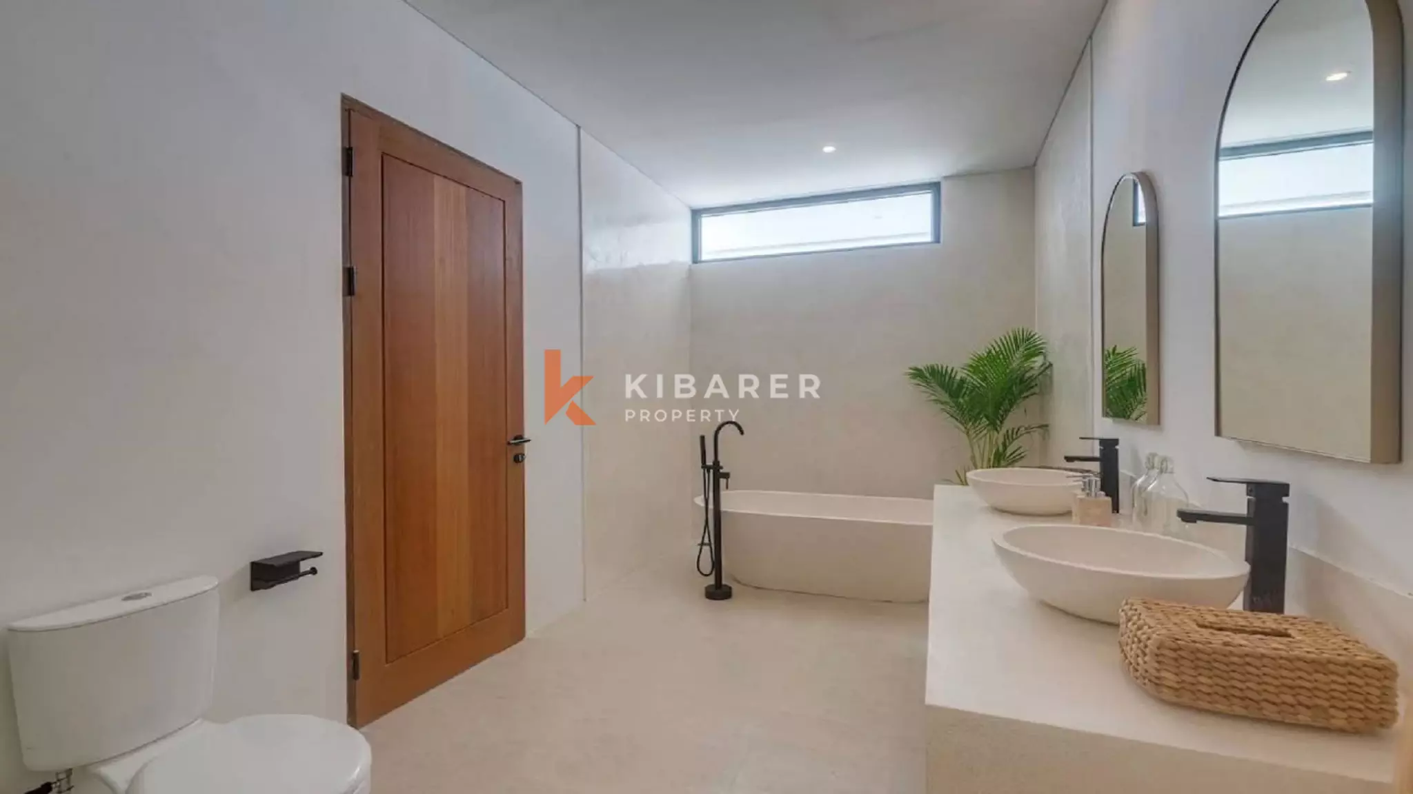 Vila Tiga Kamar Tidur di Atap Gedung yang Elegan Dekat Pantai Kedungu
