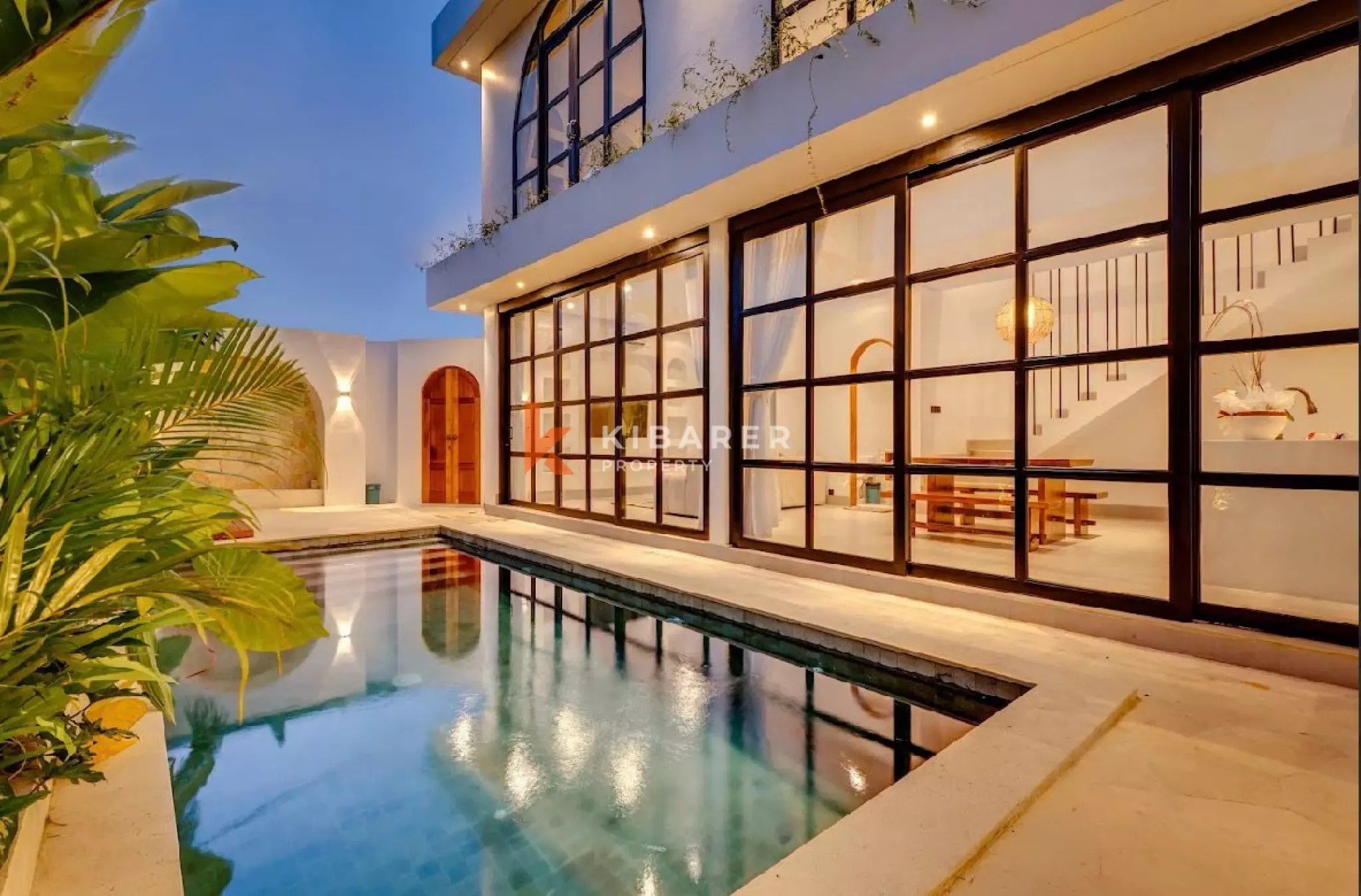 Villa Kontemporer Tiga Kamar Tidur dengan Kolam Renang Pribadi Dikelilingi Sawah di Buduk
