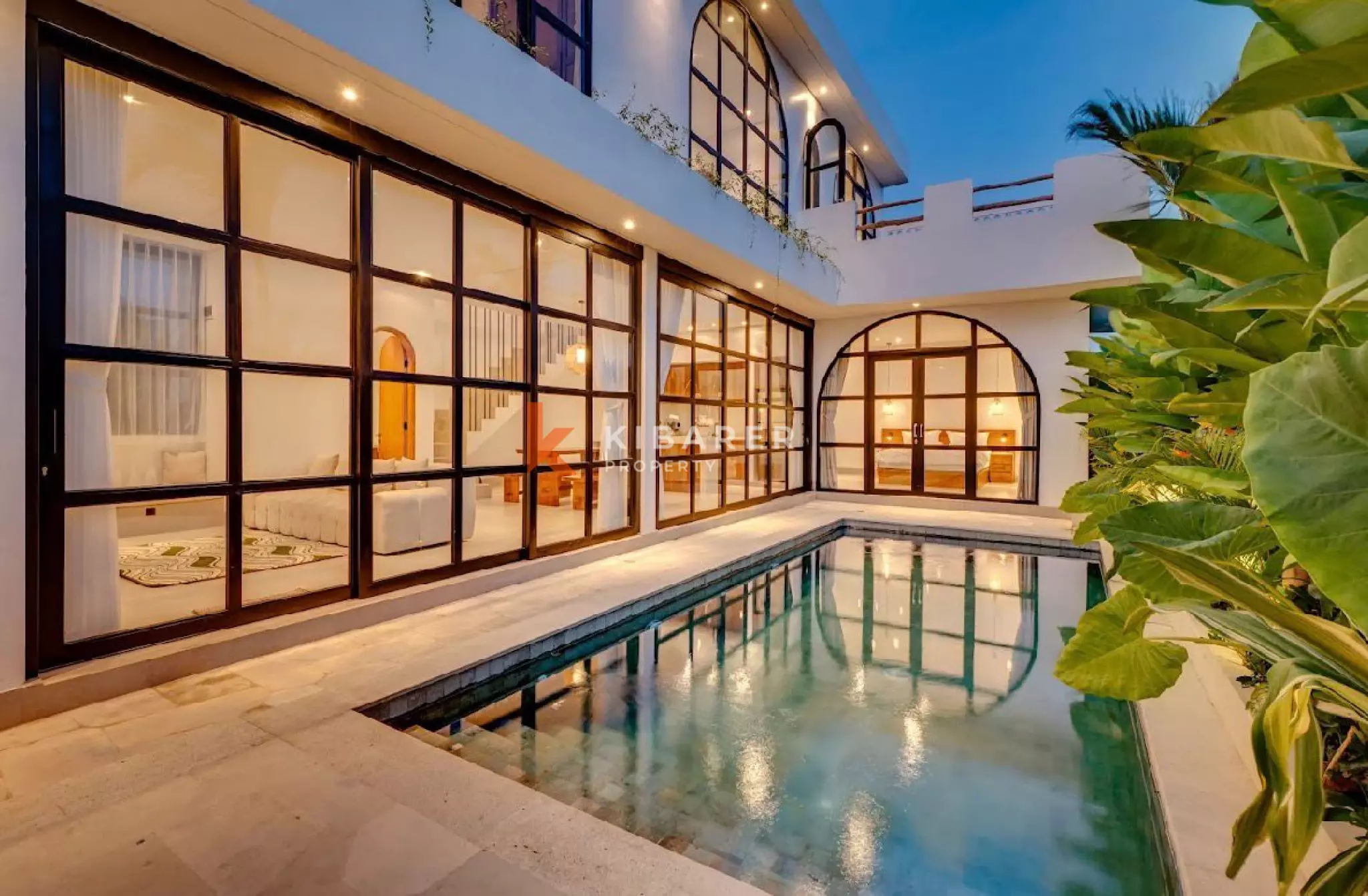 Villa Kontemporer Tiga Kamar Tidur dengan Kolam Renang Pribadi Dikelilingi Sawah di Buduk