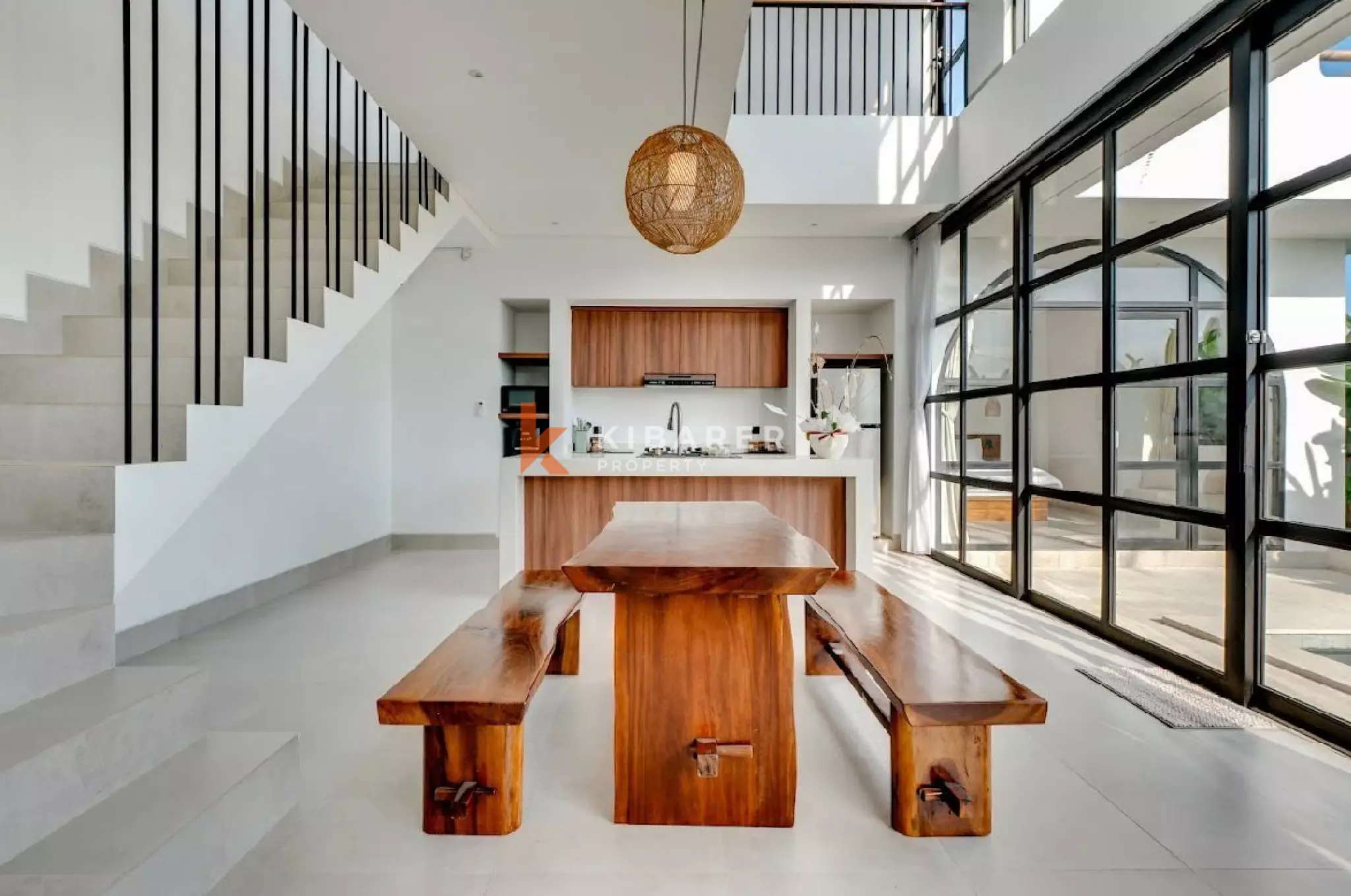 Villa Kontemporer Tiga Kamar Tidur dengan Kolam Renang Pribadi Dikelilingi Sawah di Buduk
