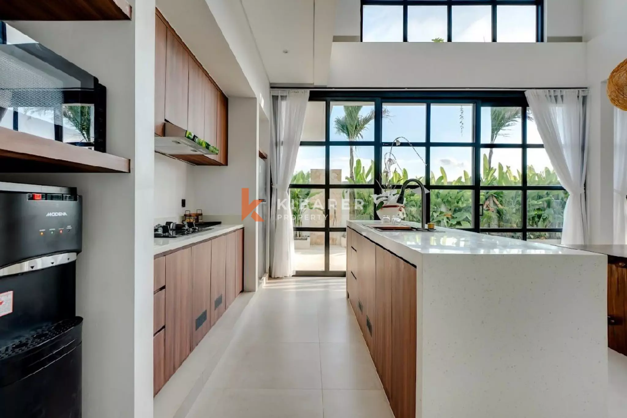 Villa Kontemporer Tiga Kamar Tidur dengan Kolam Renang Pribadi Dikelilingi Sawah di Buduk