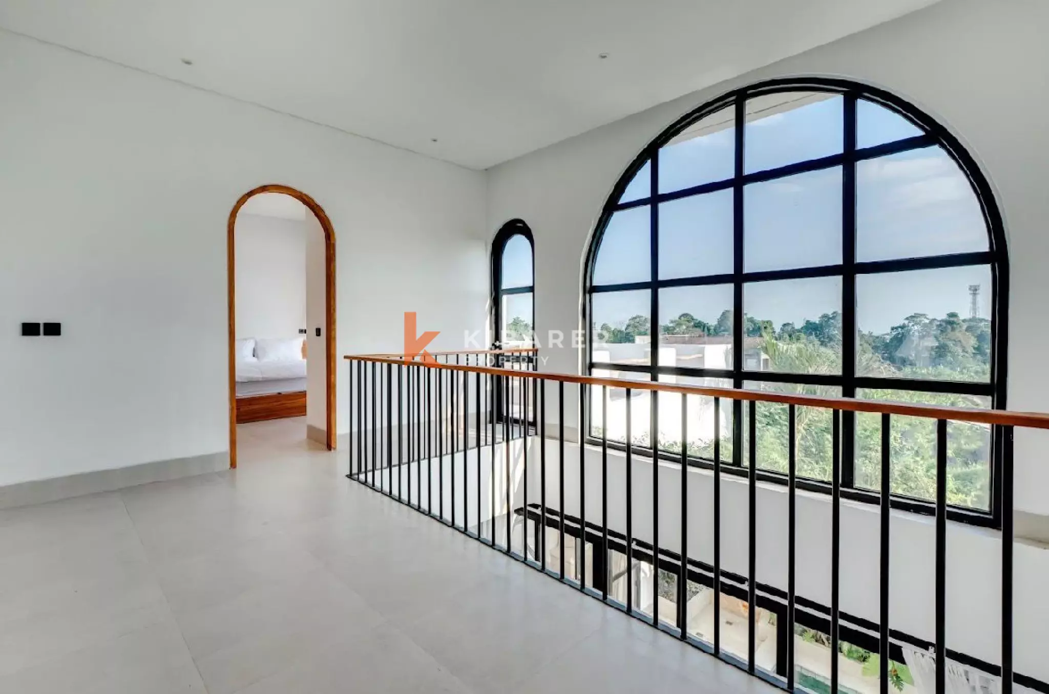 Villa Kontemporer Tiga Kamar Tidur dengan Kolam Renang Pribadi Dikelilingi Sawah di Buduk