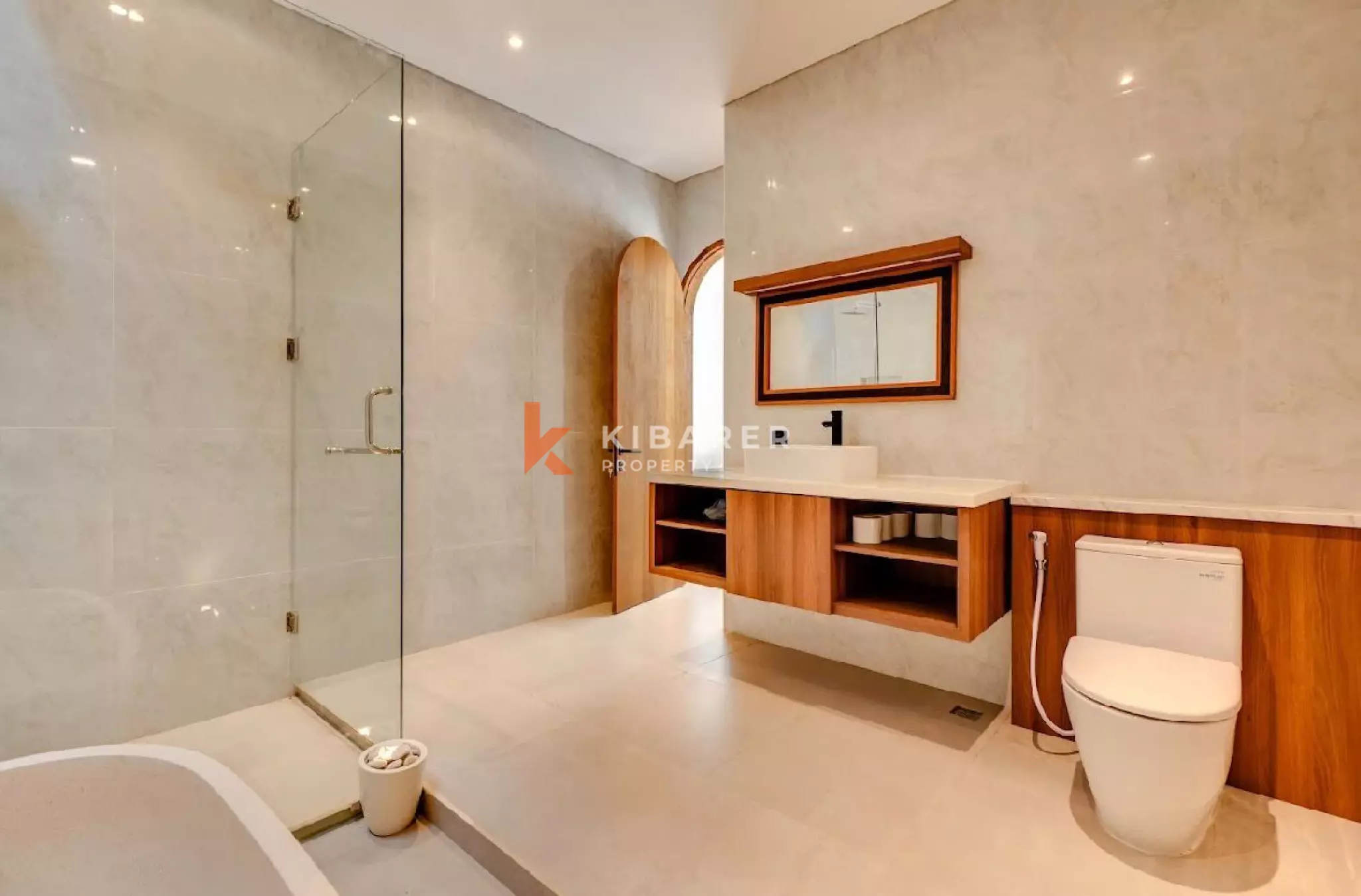 Villa Kontemporer Tiga Kamar Tidur dengan Kolam Renang Pribadi Dikelilingi Sawah di Buduk