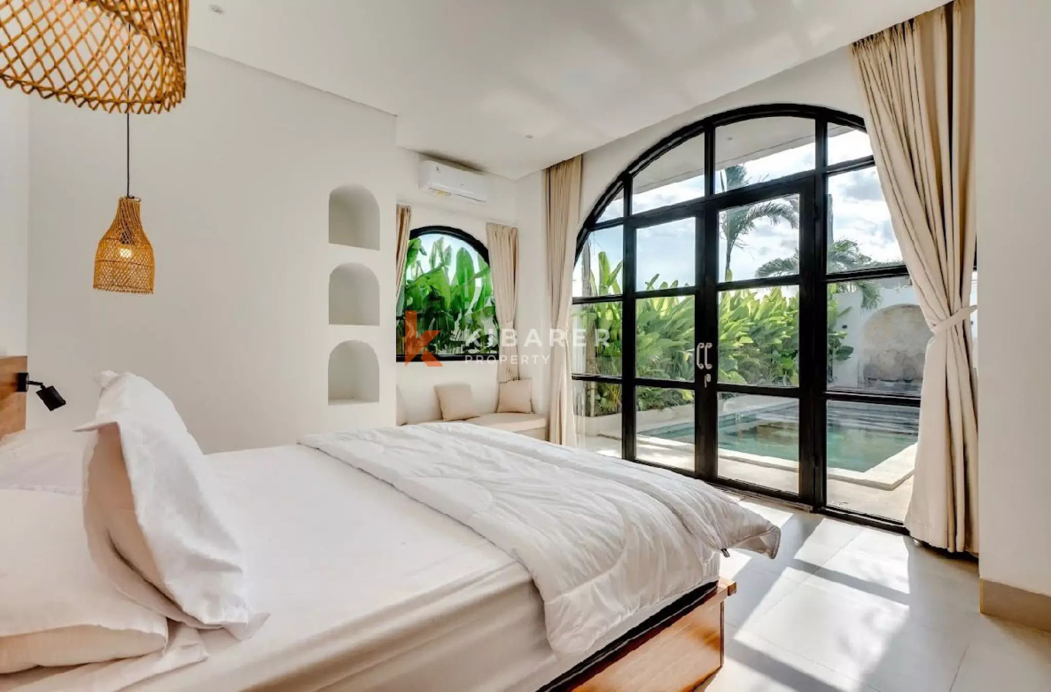Villa Kontemporer Tiga Kamar Tidur dengan Kolam Renang Pribadi Dikelilingi Sawah di Buduk