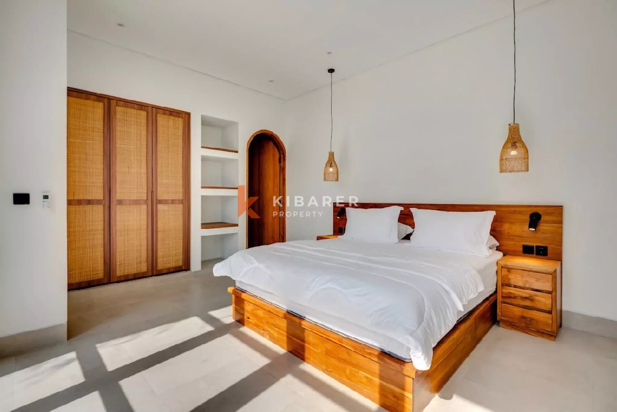 Villa Kontemporer Tiga Kamar Tidur dengan Kolam Renang Pribadi Dikelilingi Sawah di Buduk