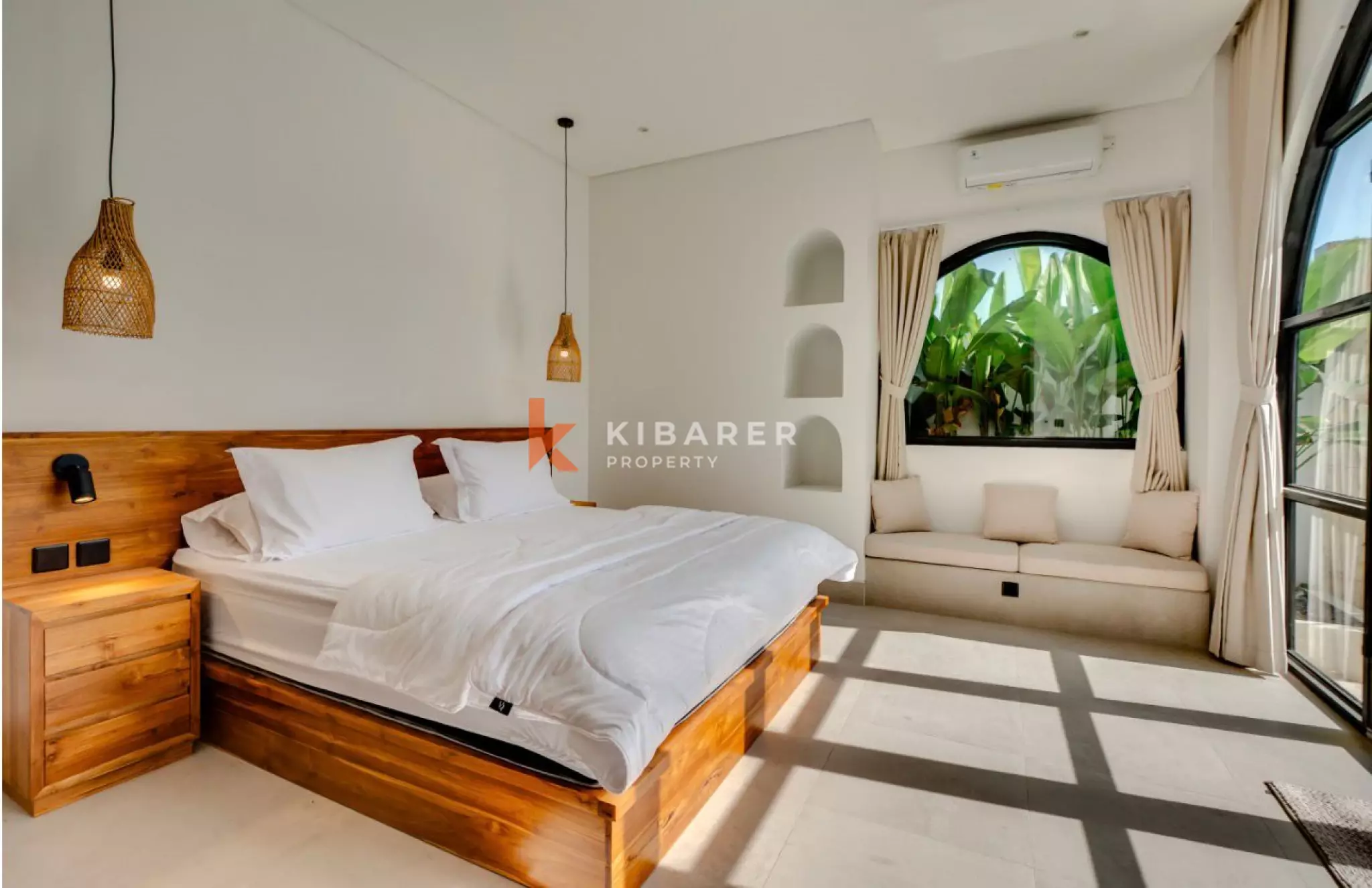 Villa Kontemporer Tiga Kamar Tidur dengan Kolam Renang Pribadi Dikelilingi Sawah di Buduk