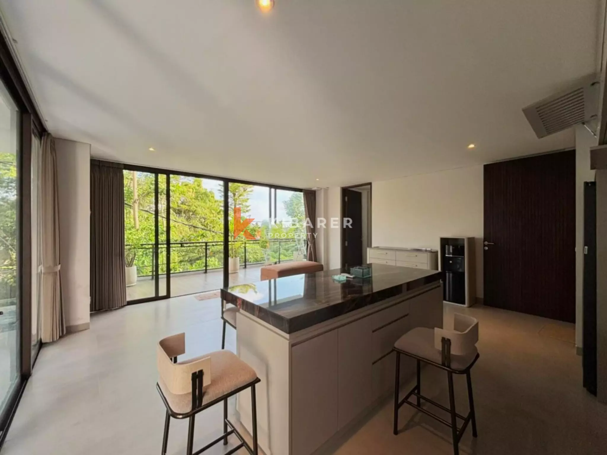 Maison de ville de trois chambres idéalement située et dotée d'équipements modernes à Berawa