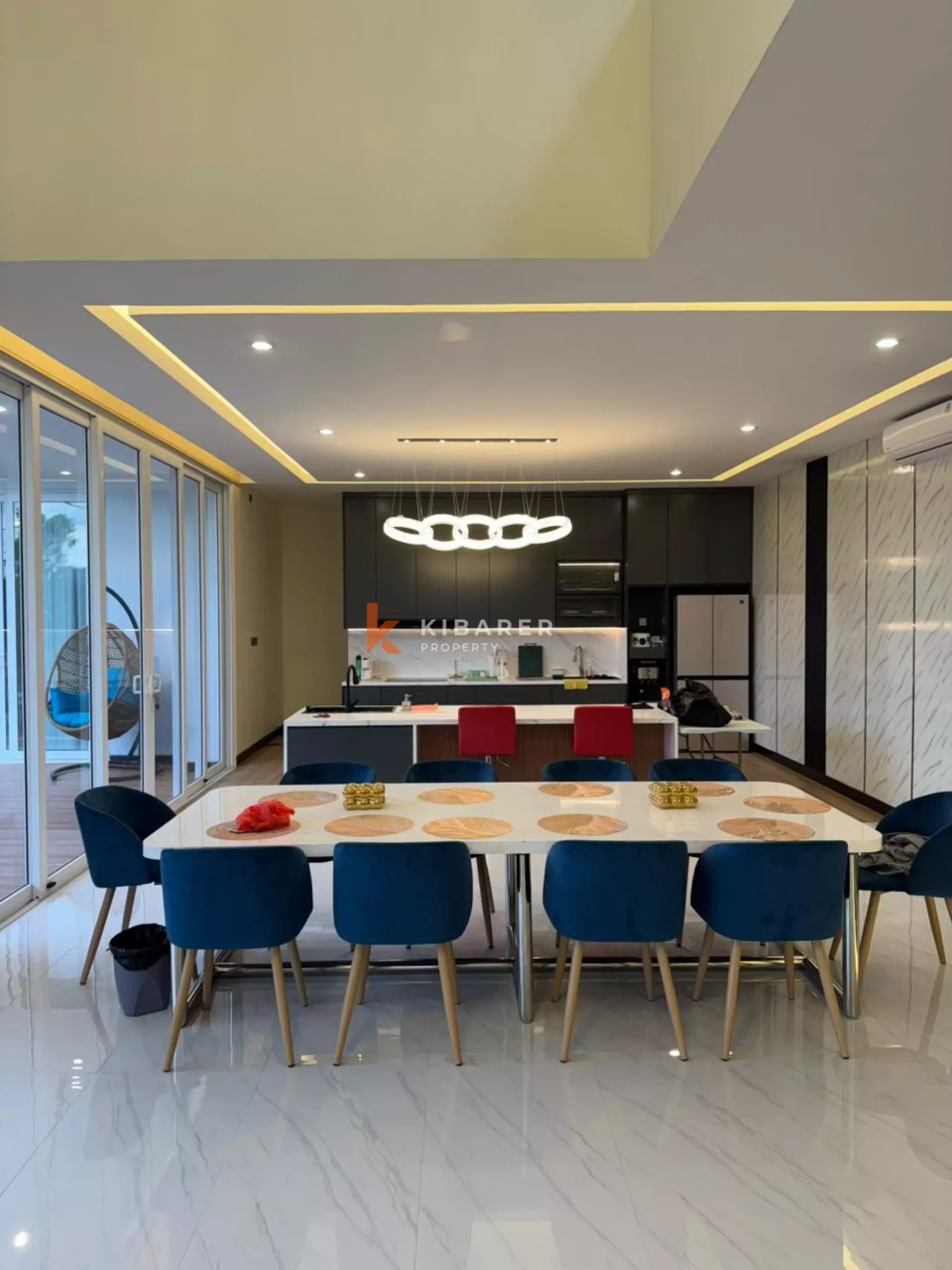Sophisticated Tropical Five Bedroom Villa Living in Kutuh