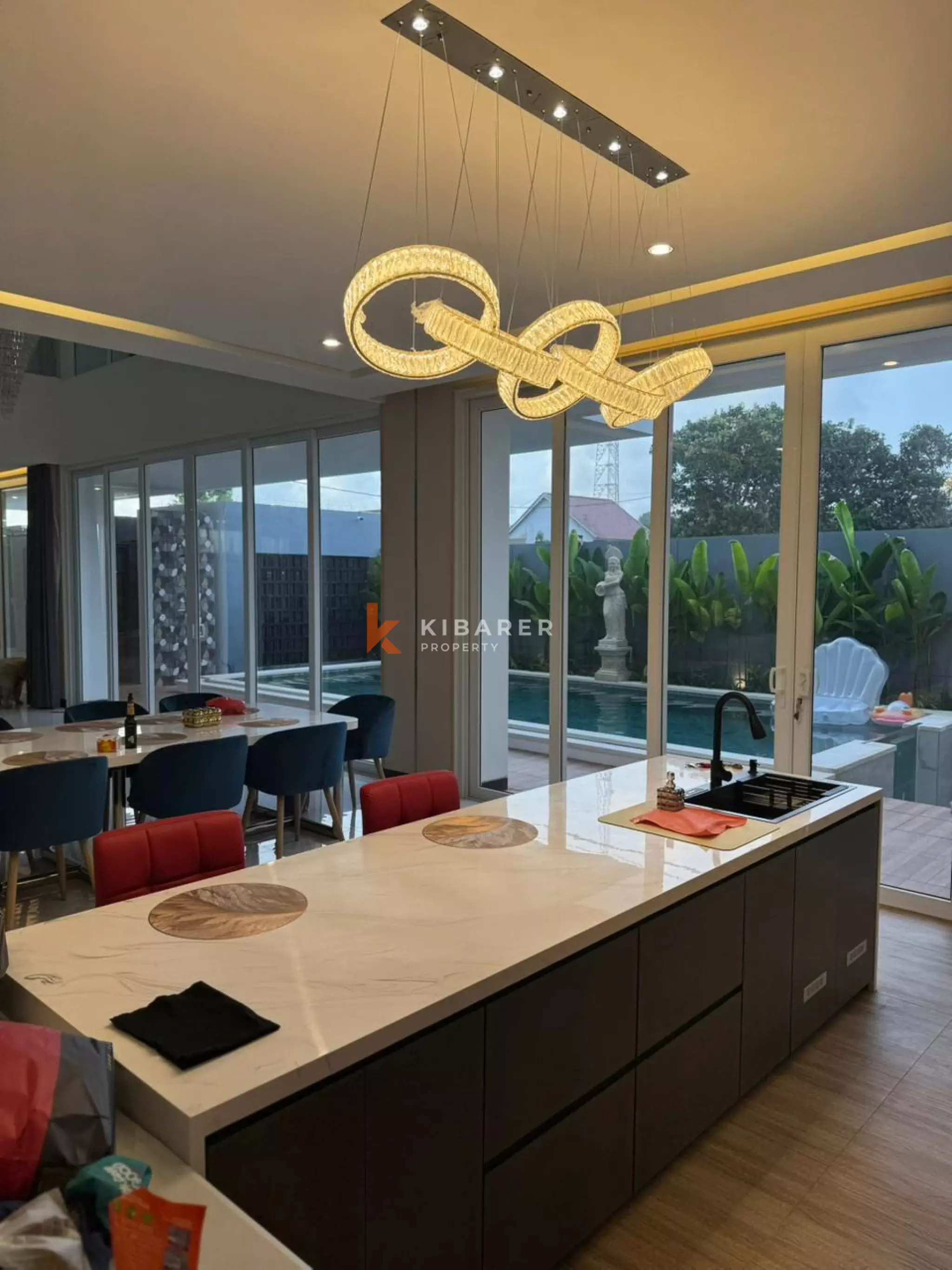 Sophisticated Tropical Five Bedroom Villa Living in Kutuh