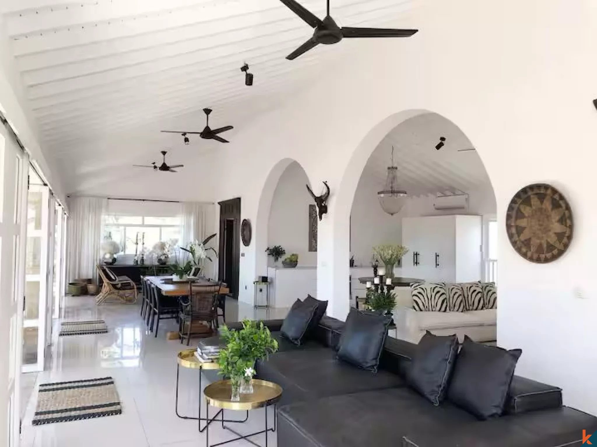Vila Mewah Elegan dengan 5 Kamar Tidur di Berawa