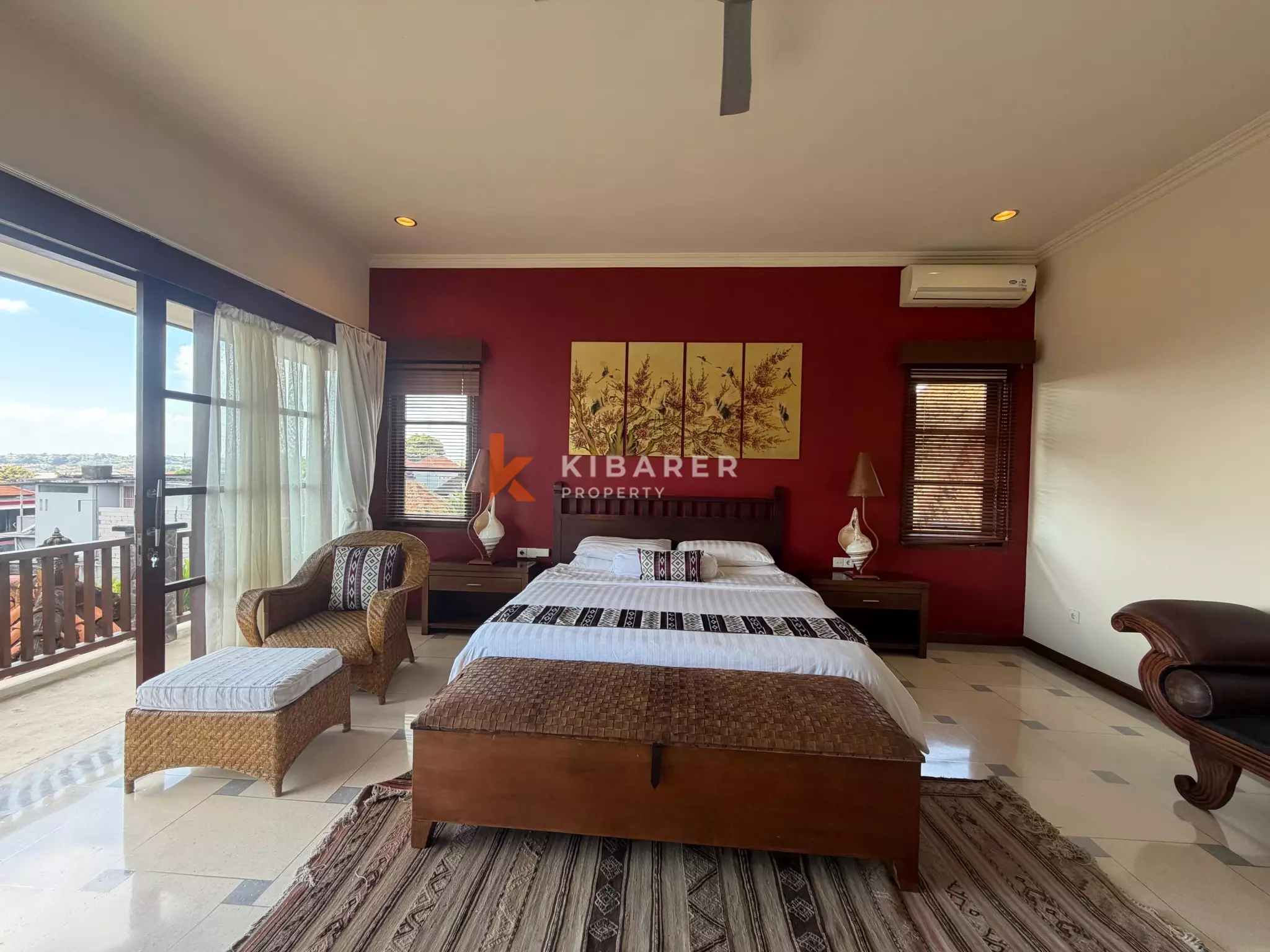 Roomy Tropical Three-Bedrooms Villa with Expansive Garden in Jimbaran