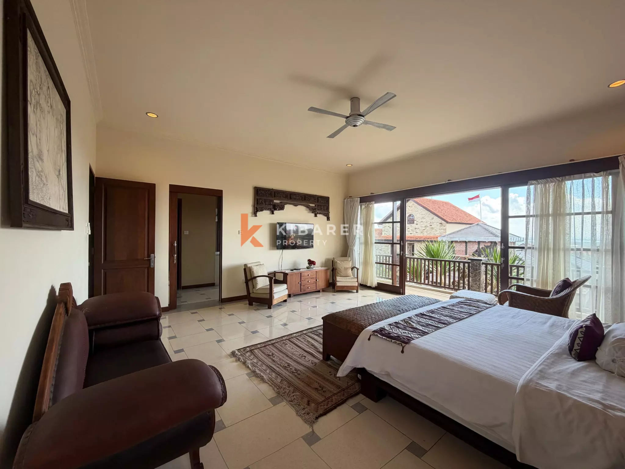 Roomy Tropical Three-Bedrooms Villa with Expansive Garden in Jimbaran