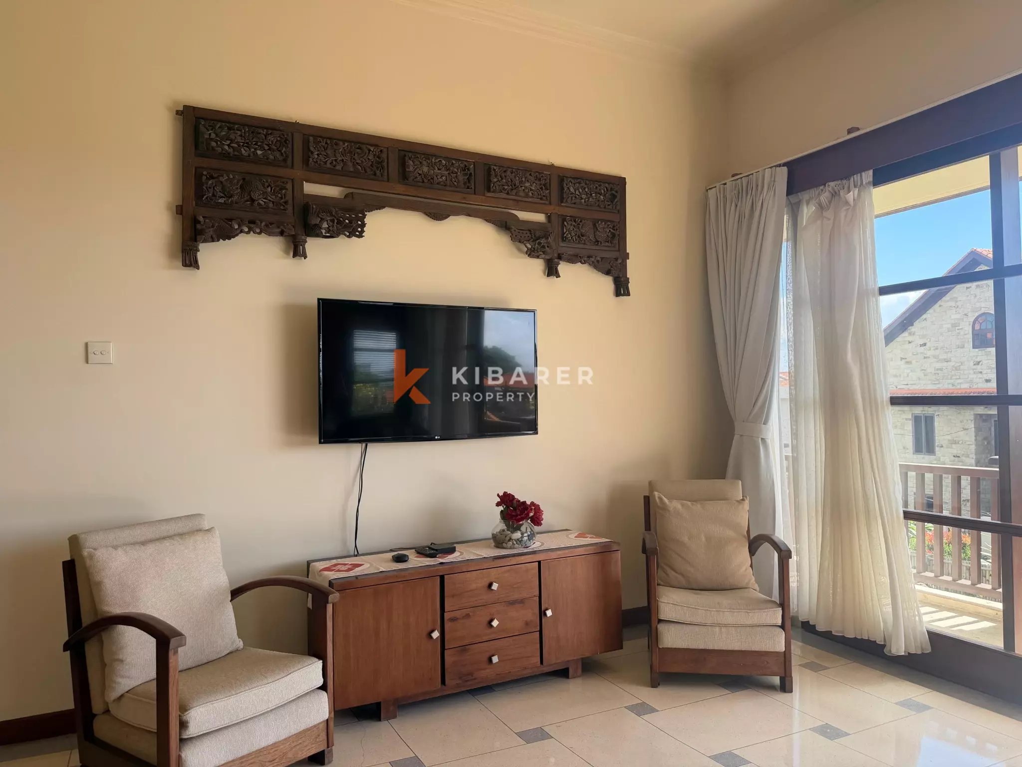 Roomy Tropical Three-Bedrooms Villa with Expansive Garden in Jimbaran