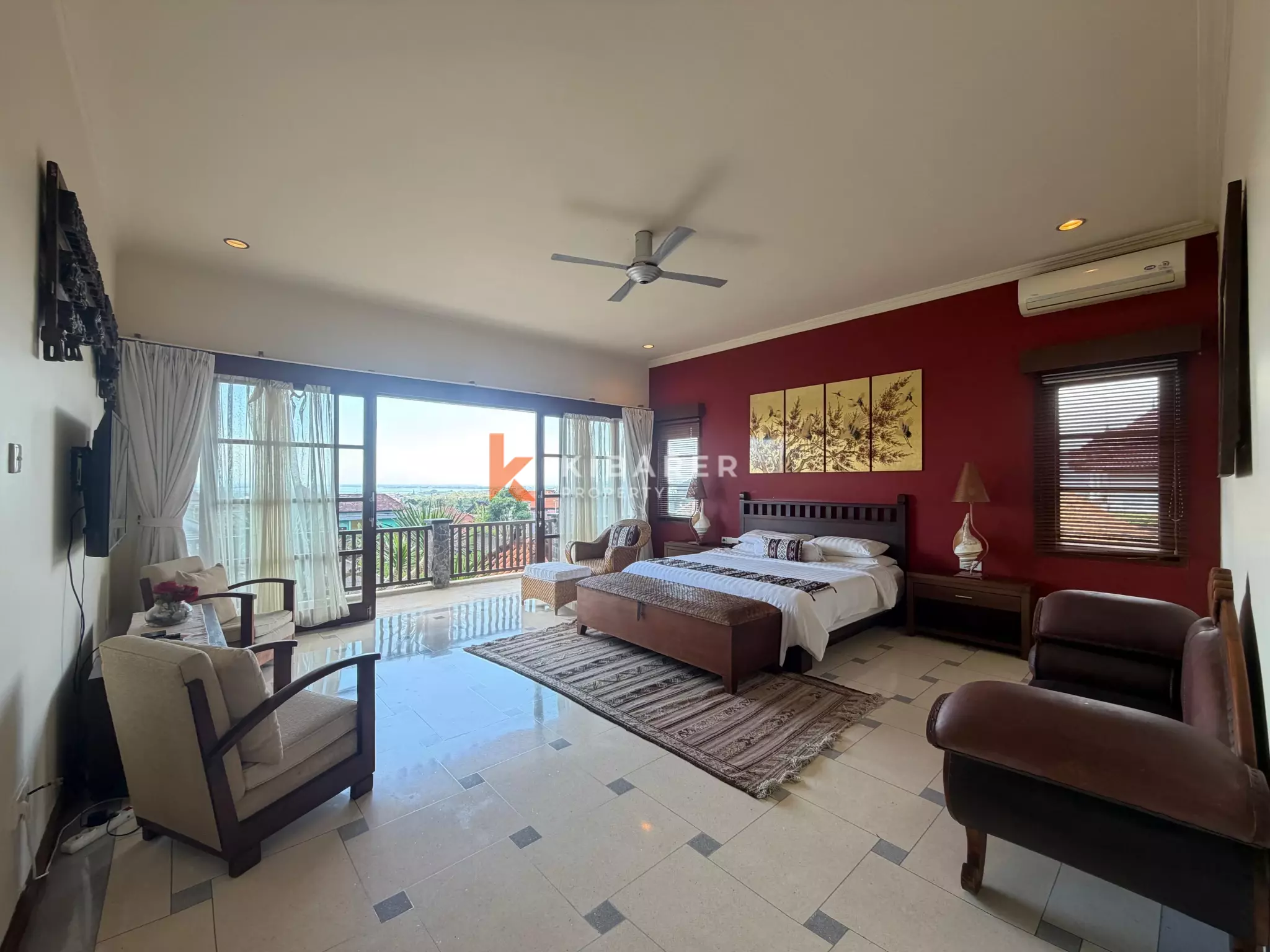 Roomy Tropical Three-Bedrooms Villa with Expansive Garden in Jimbaran