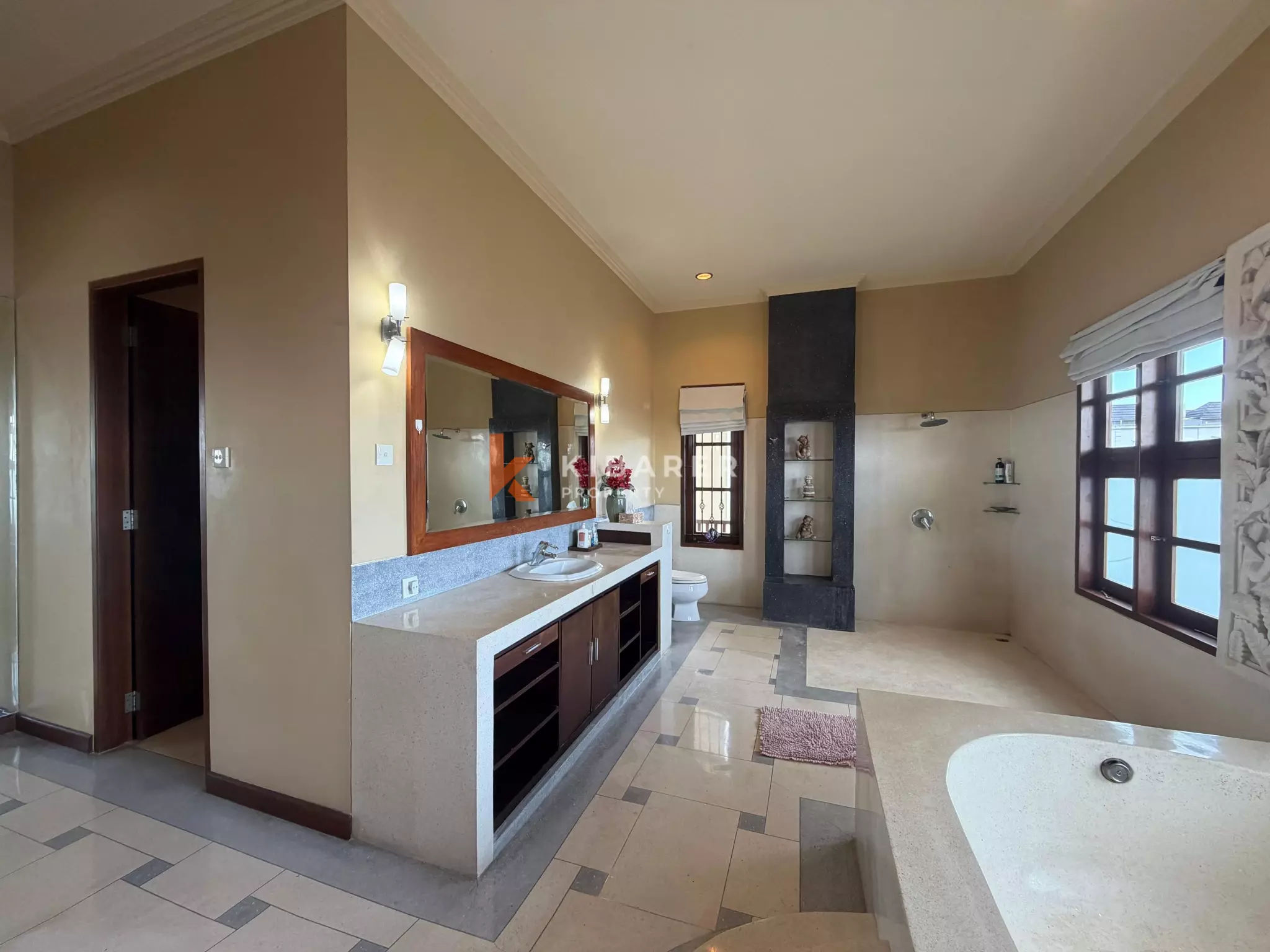 Roomy Tropical Three-Bedrooms Villa with Expansive Garden in Jimbaran