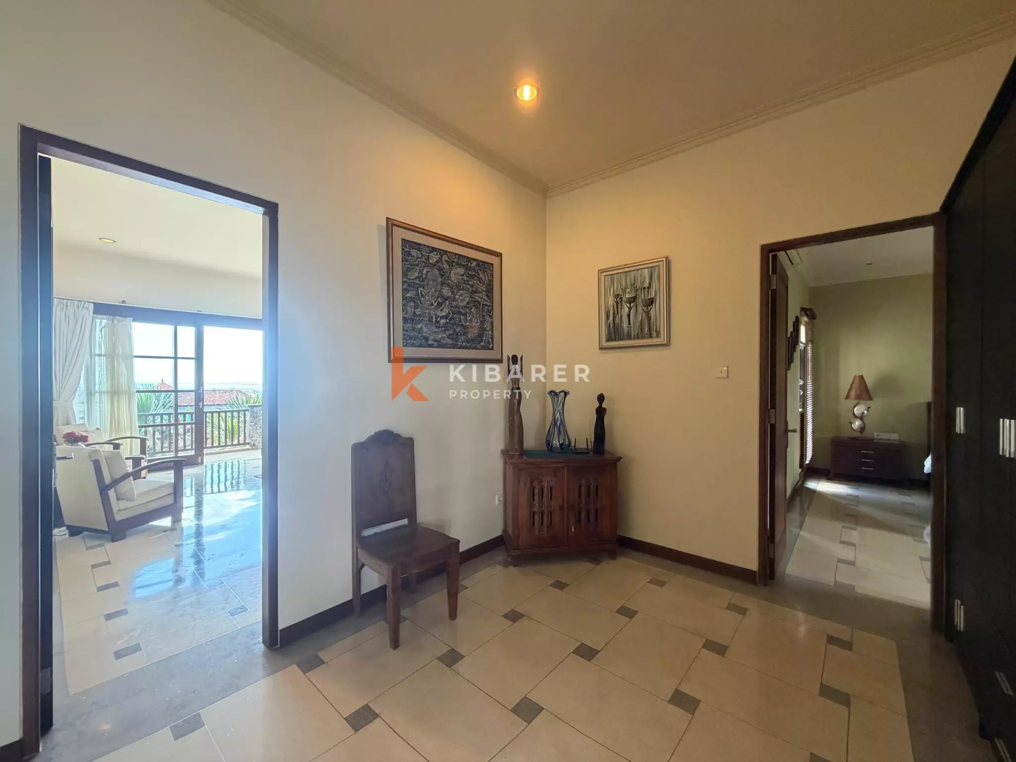 Roomy Tropical Three-Bedrooms Villa with Expansive Garden in Jimbaran