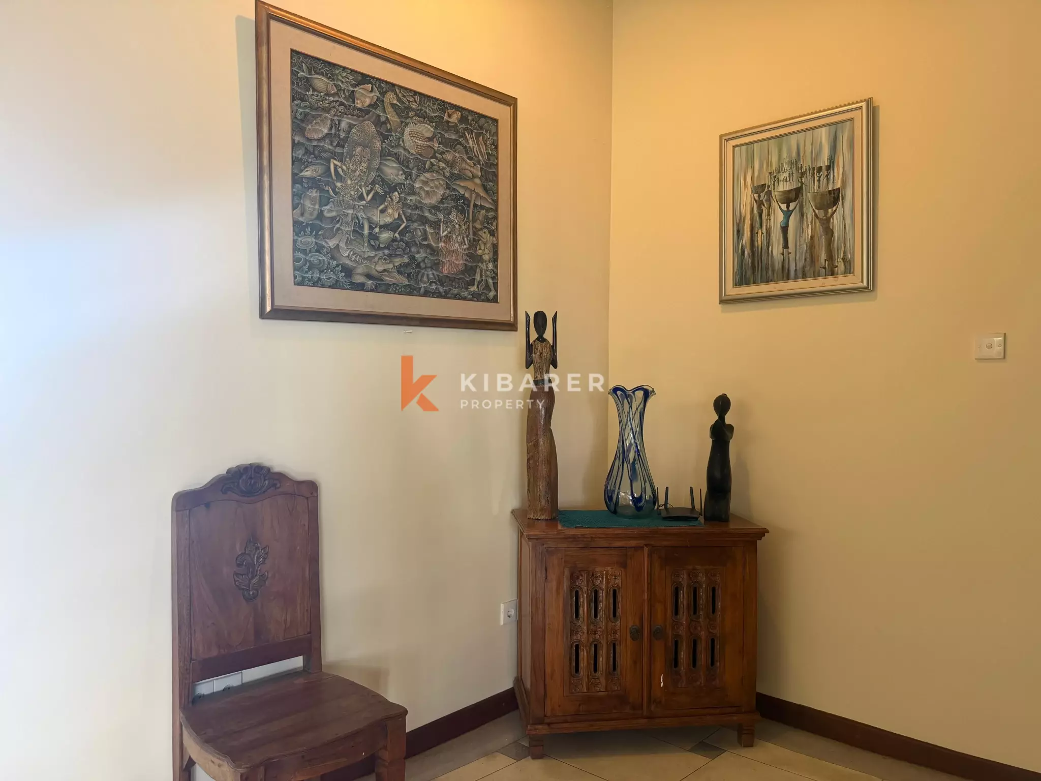 Roomy Tropical Three-Bedrooms Villa with Expansive Garden in Jimbaran
