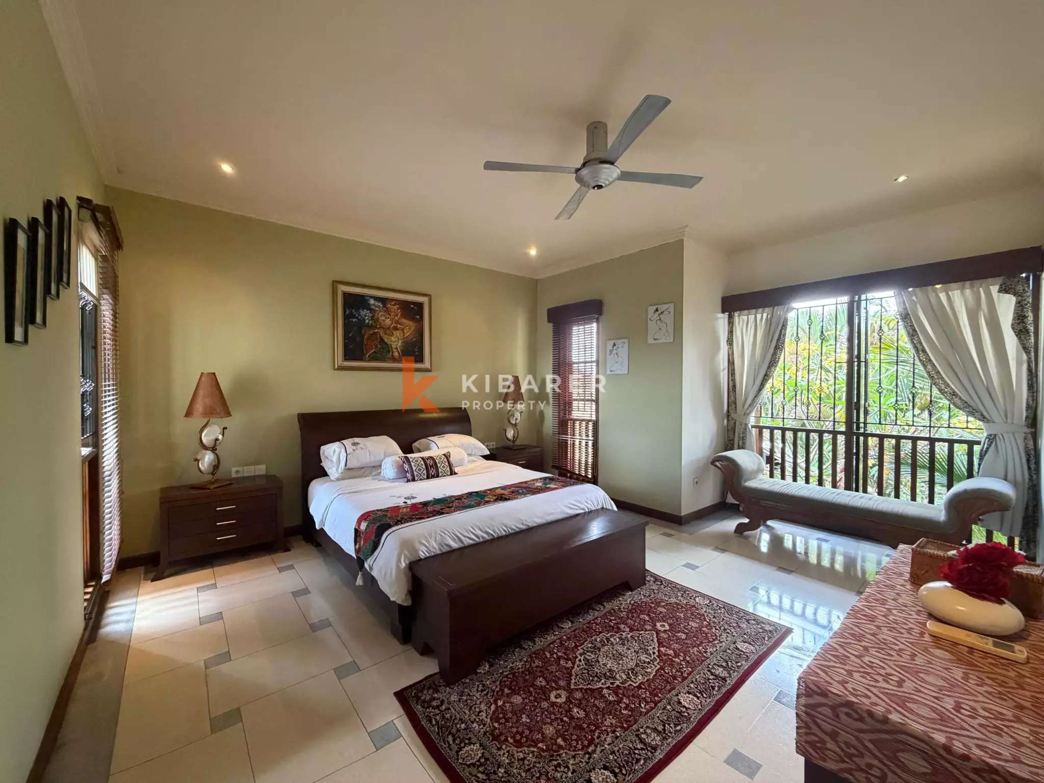 Roomy Tropical Three-Bedrooms Villa with Expansive Garden in Jimbaran