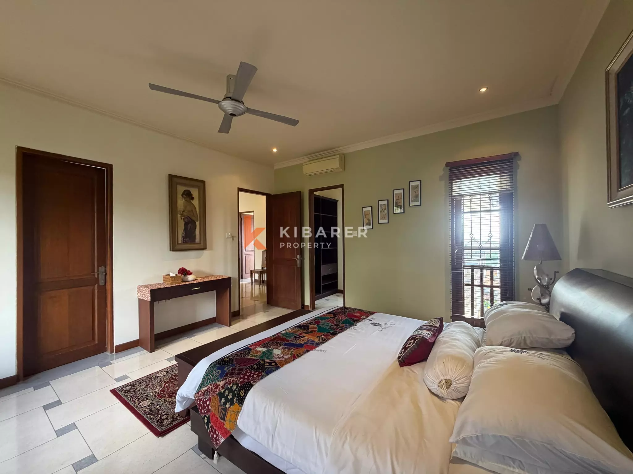 Roomy Tropical Three-Bedrooms Villa with Expansive Garden in Jimbaran