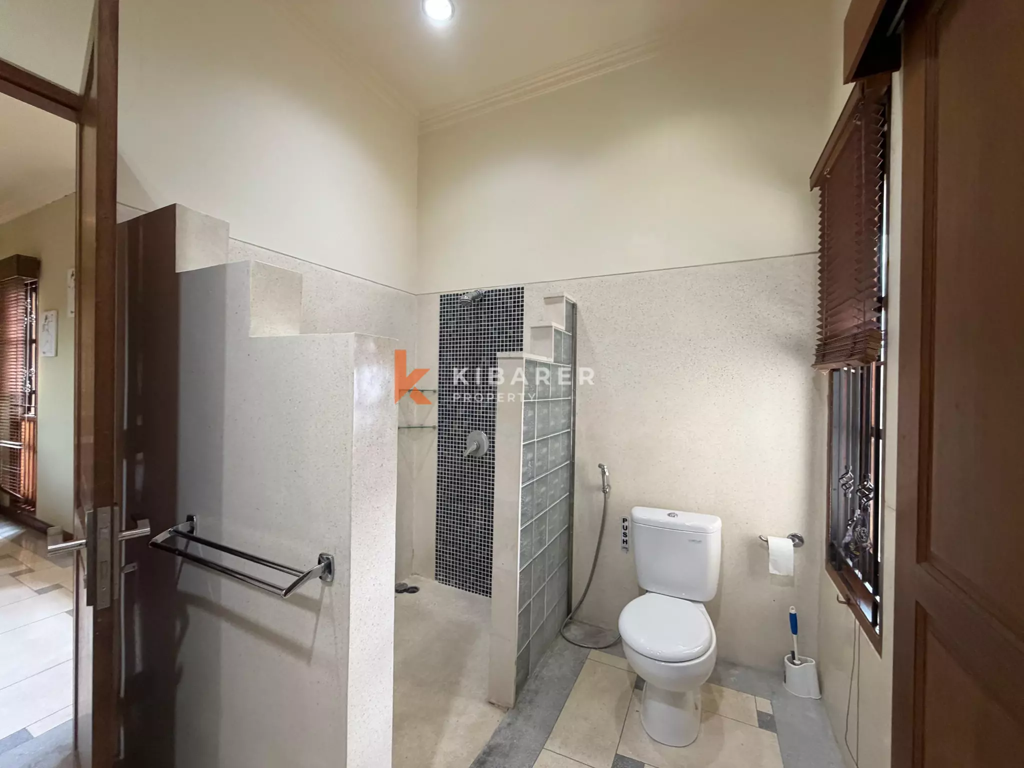 Roomy Tropical Three-Bedrooms Villa with Expansive Garden in Jimbaran