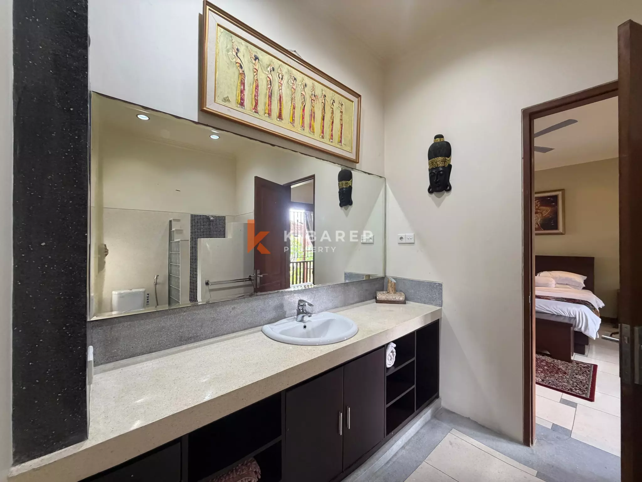 Roomy Tropical Three-Bedrooms Villa with Expansive Garden in Jimbaran