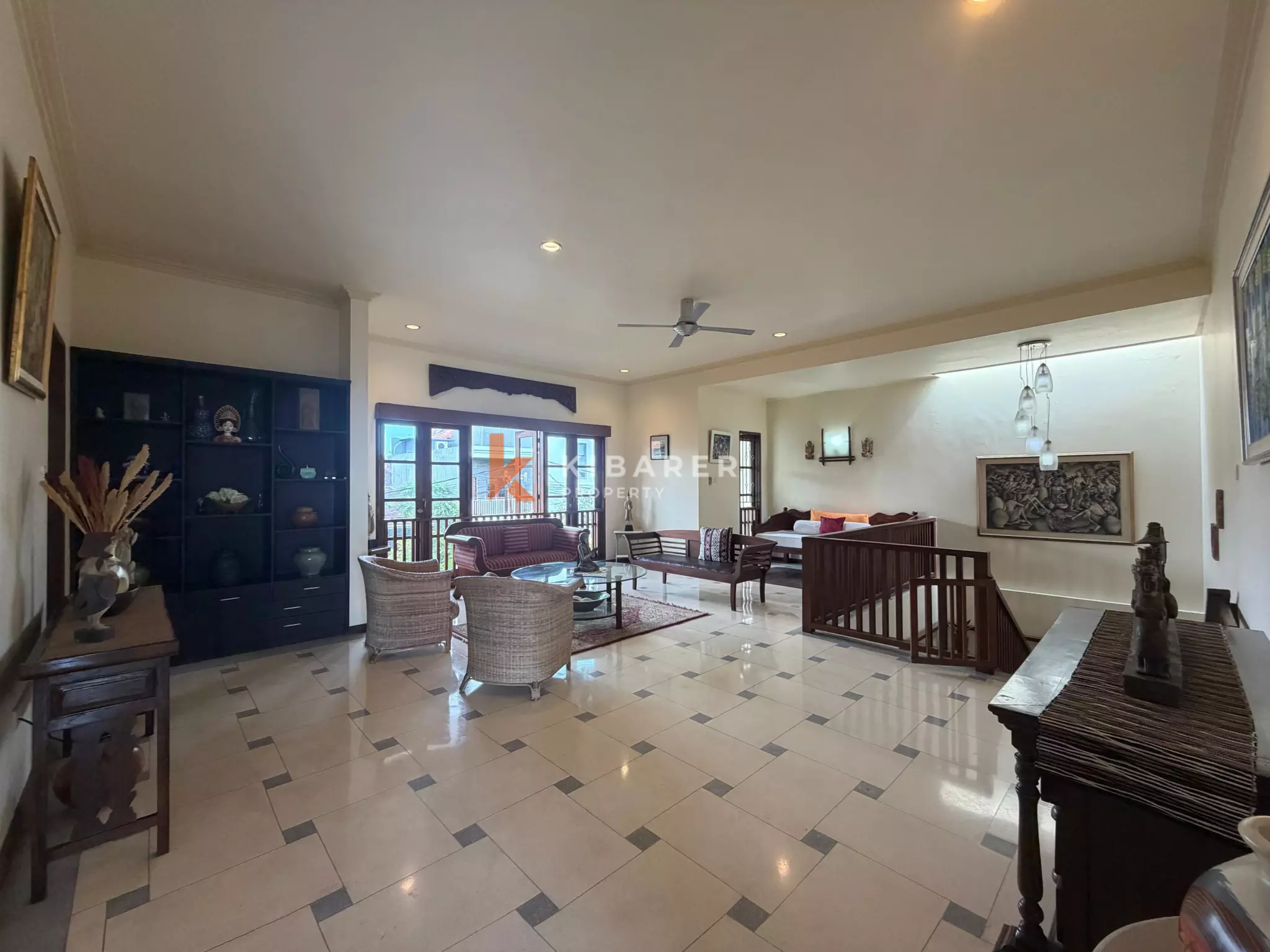 Roomy Tropical Three-Bedrooms Villa with Expansive Garden in Jimbaran