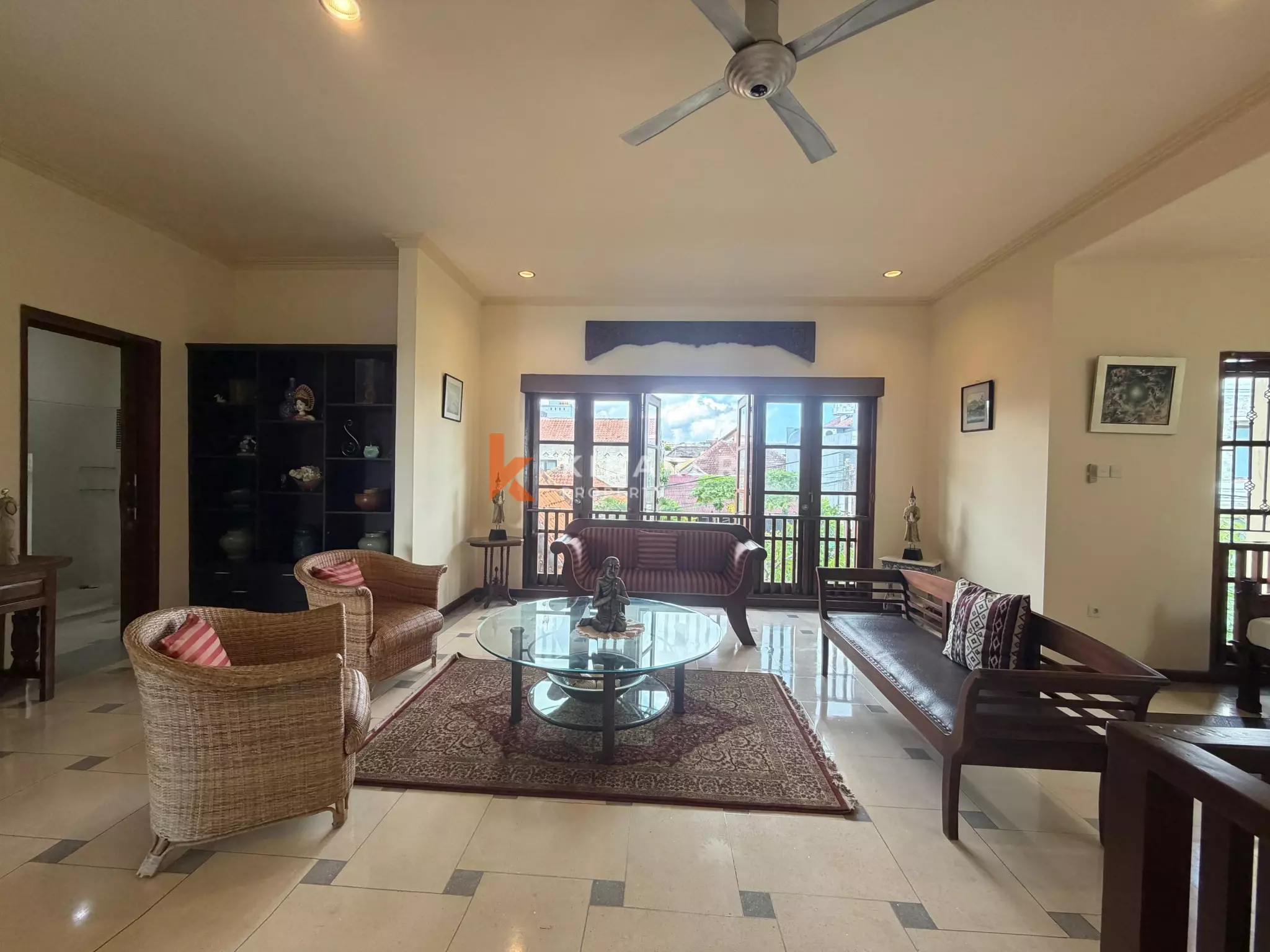 Roomy Tropical Three-Bedrooms Villa with Expansive Garden in Jimbaran