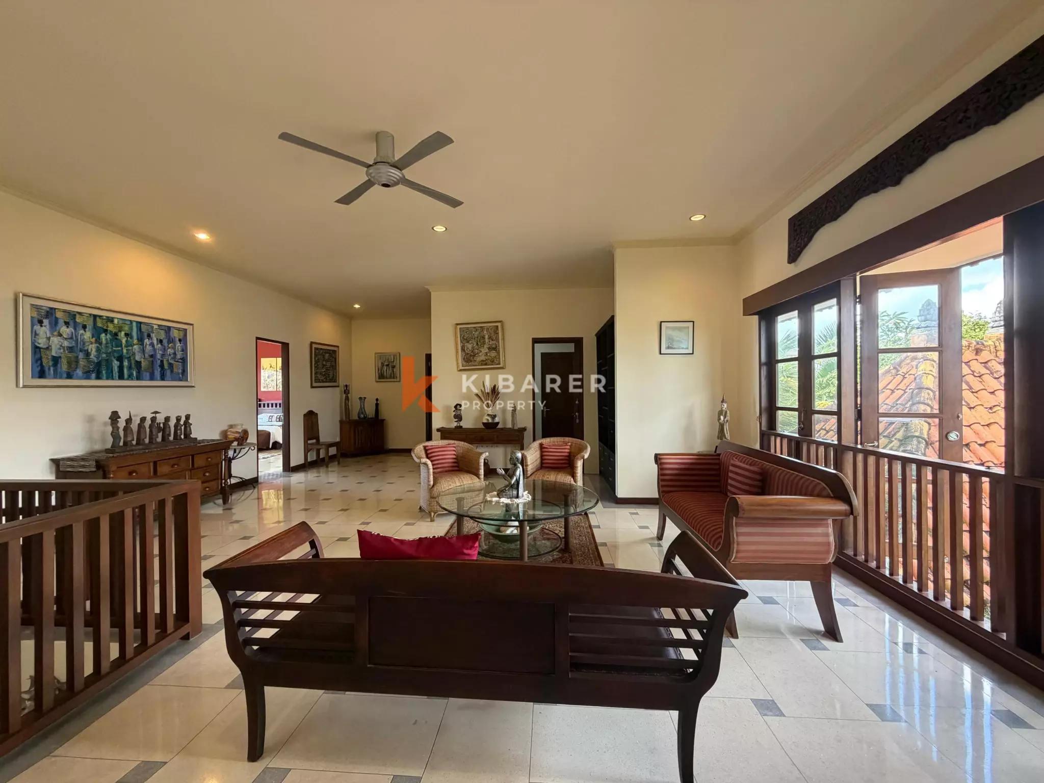 Roomy Tropical Three-Bedrooms Villa with Expansive Garden in Jimbaran