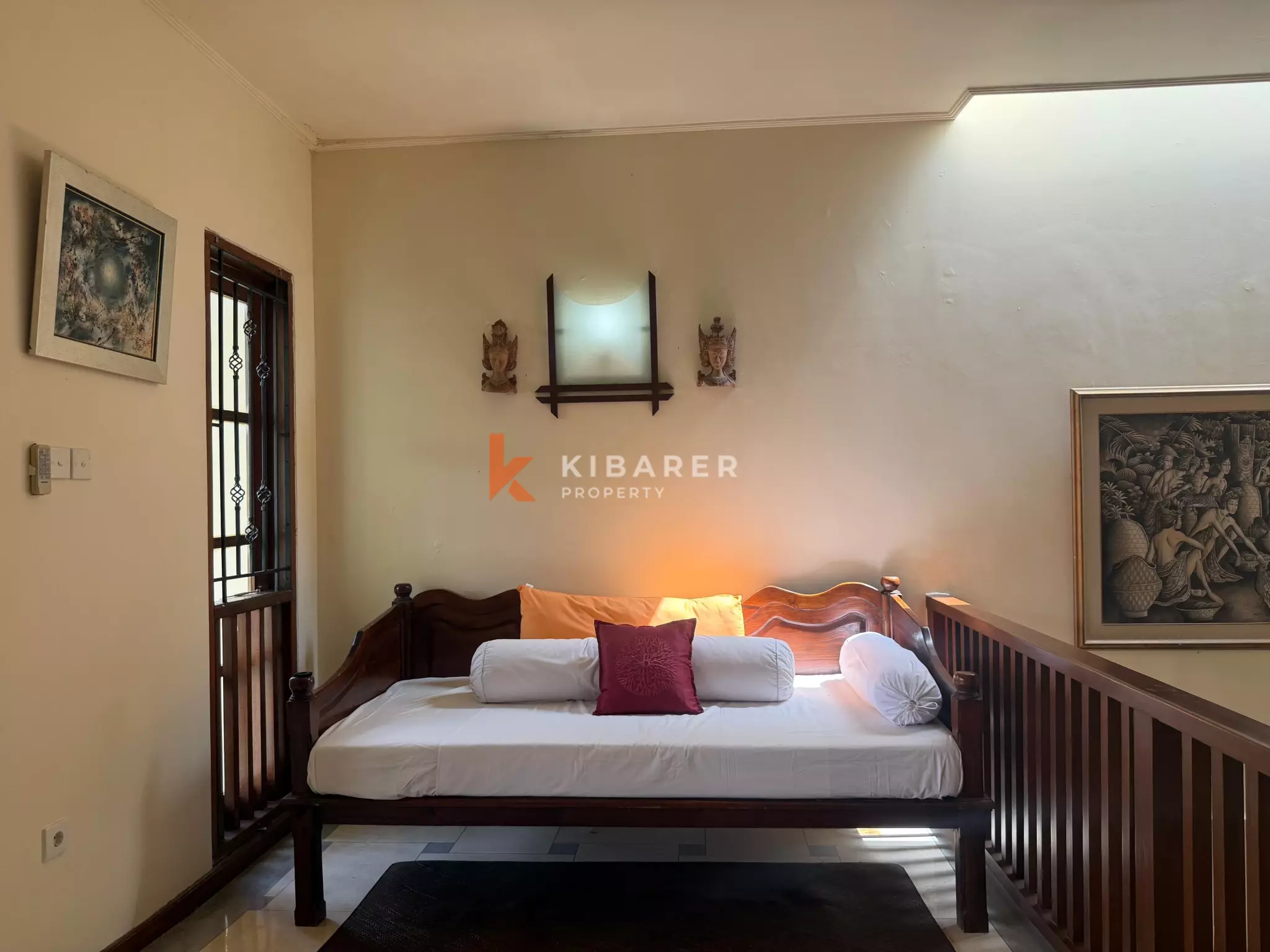 Roomy Tropical Three-Bedrooms Villa with Expansive Garden in Jimbaran