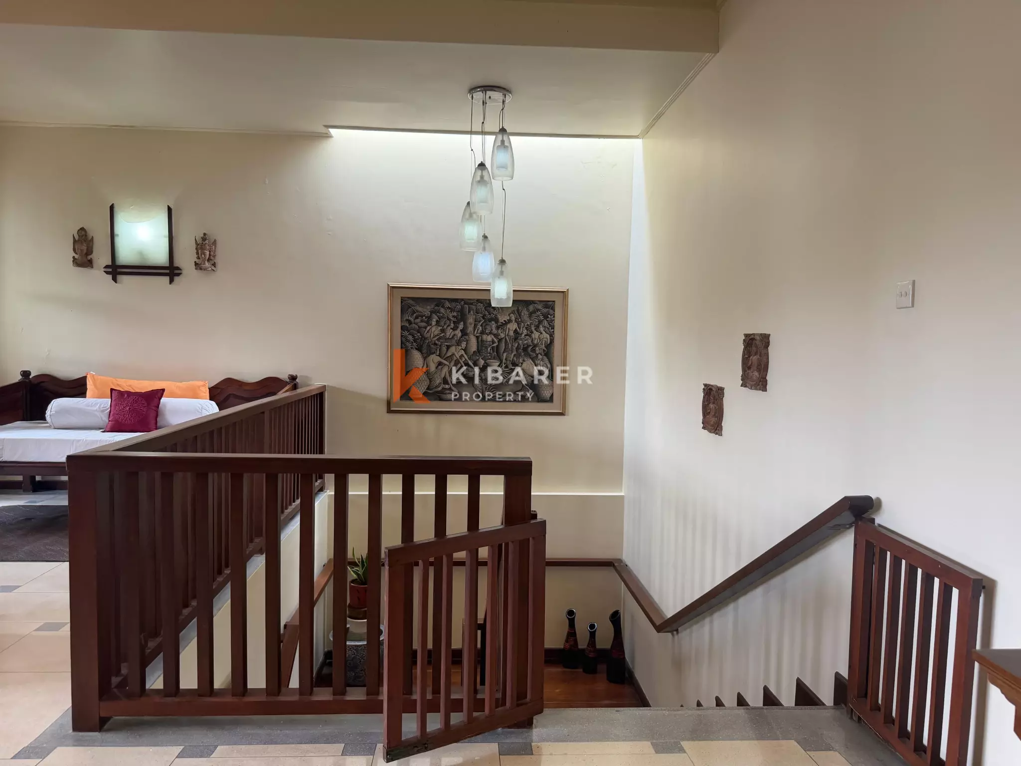 Roomy Tropical Three-Bedrooms Villa with Expansive Garden in Jimbaran