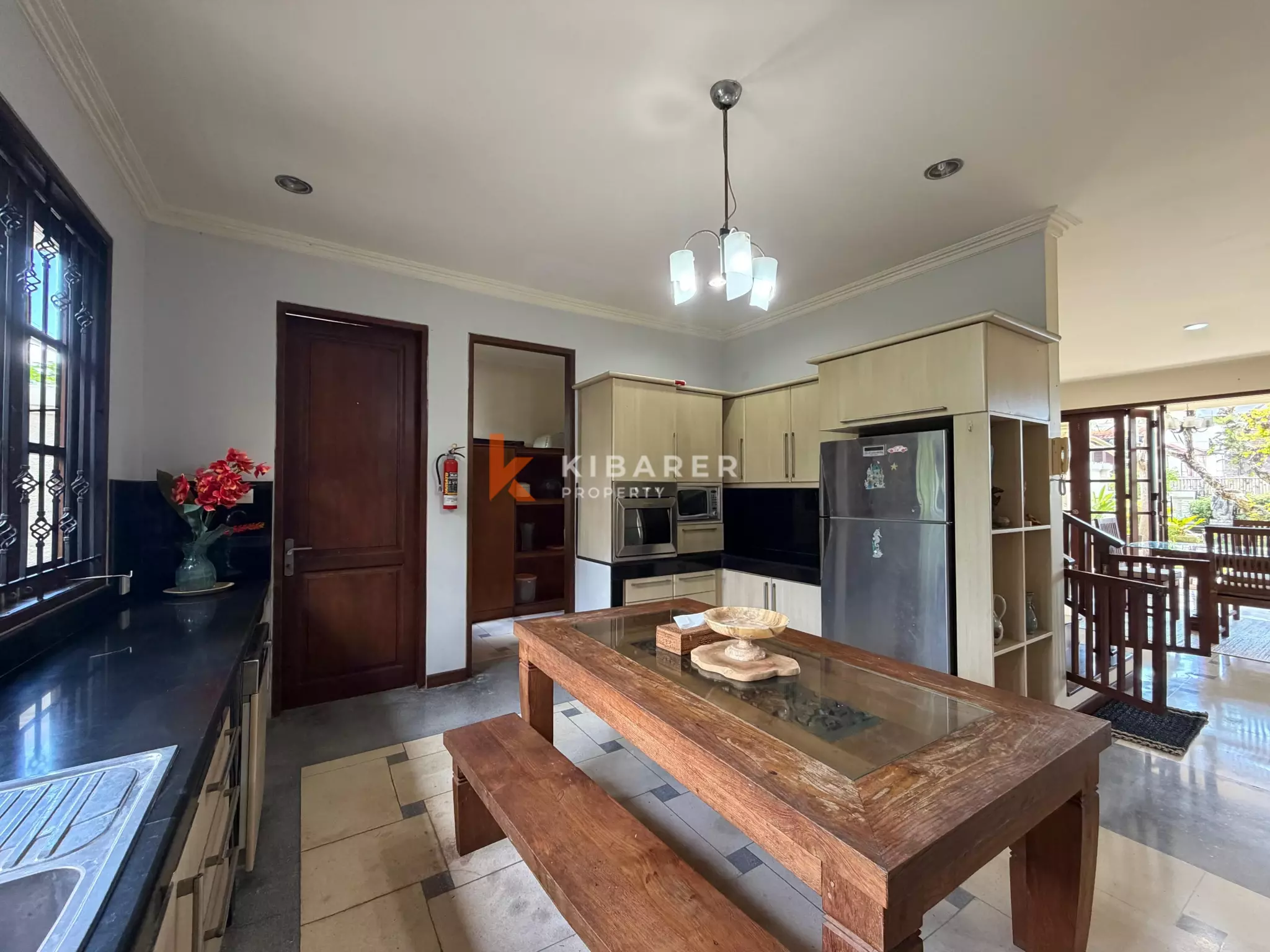 Roomy Tropical Three-Bedrooms Villa with Expansive Garden in Jimbaran