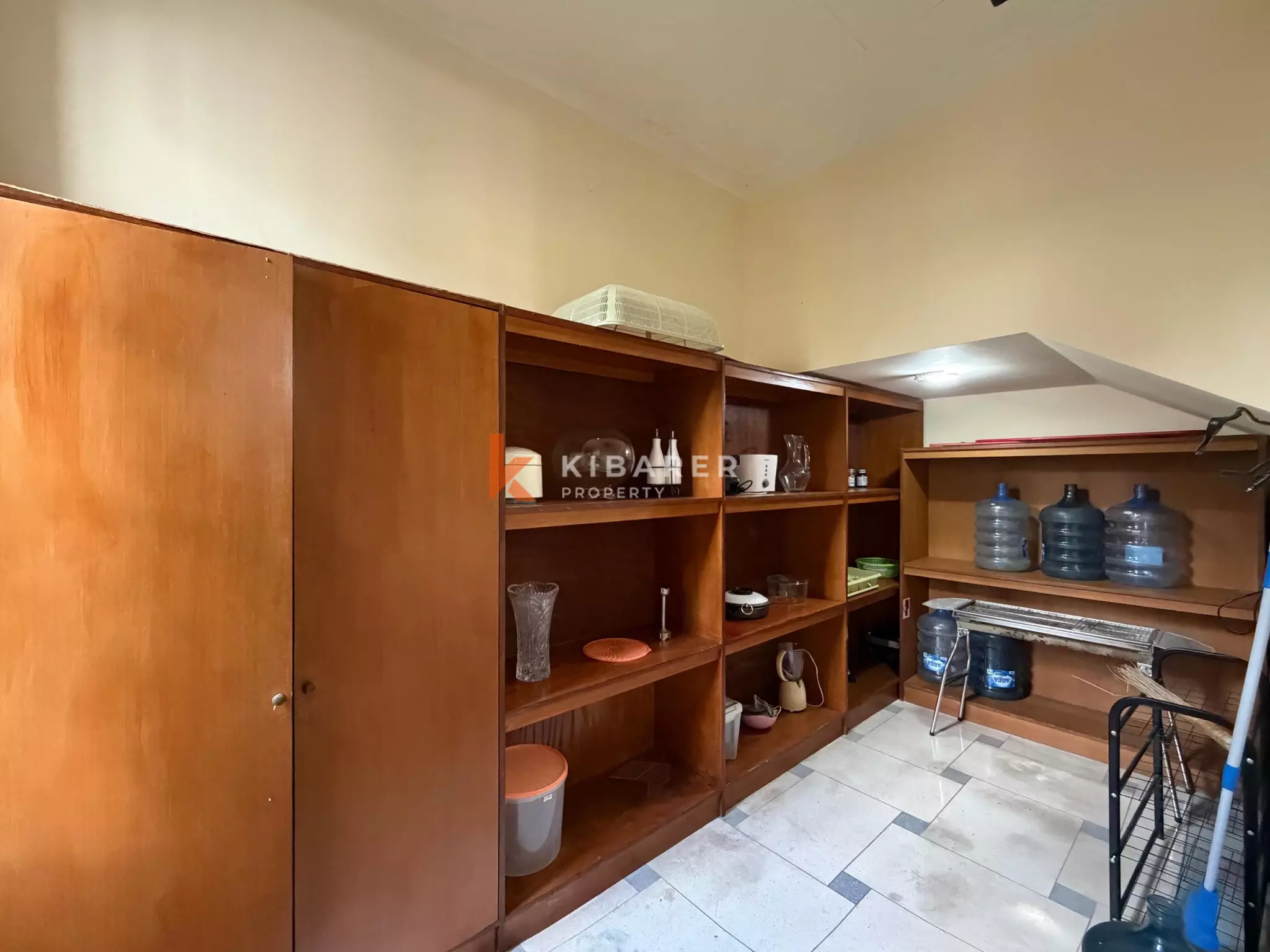 Roomy Tropical Three-Bedrooms Villa with Expansive Garden in Jimbaran