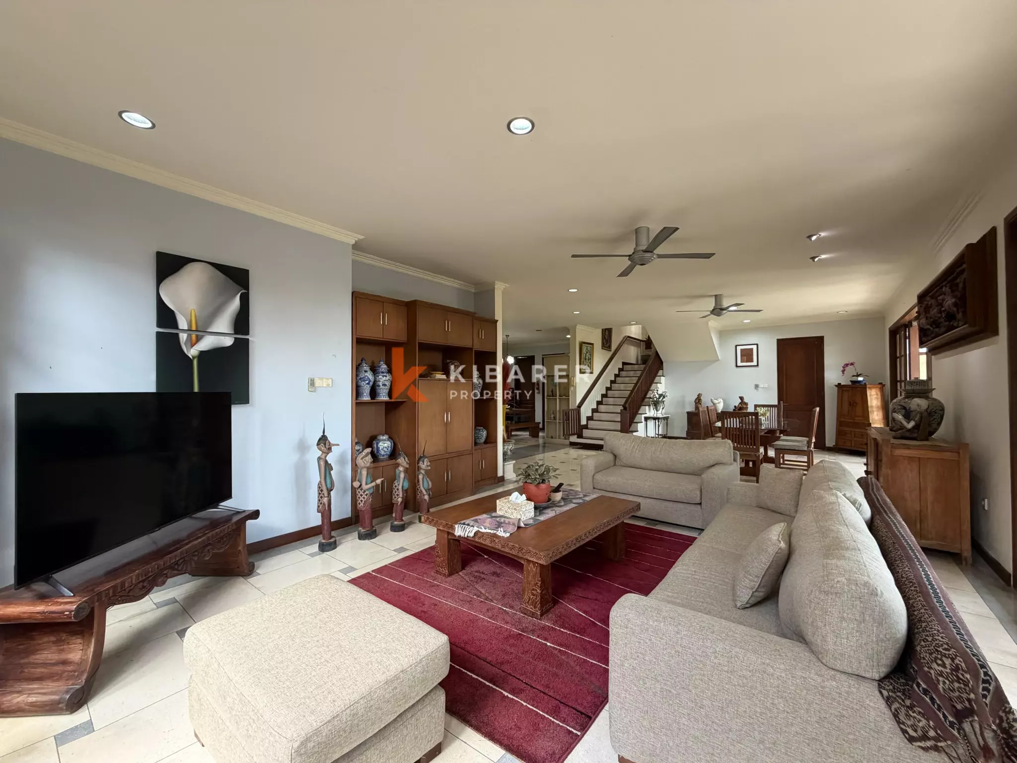 Roomy Tropical Three-Bedrooms Villa with Expansive Garden in Jimbaran