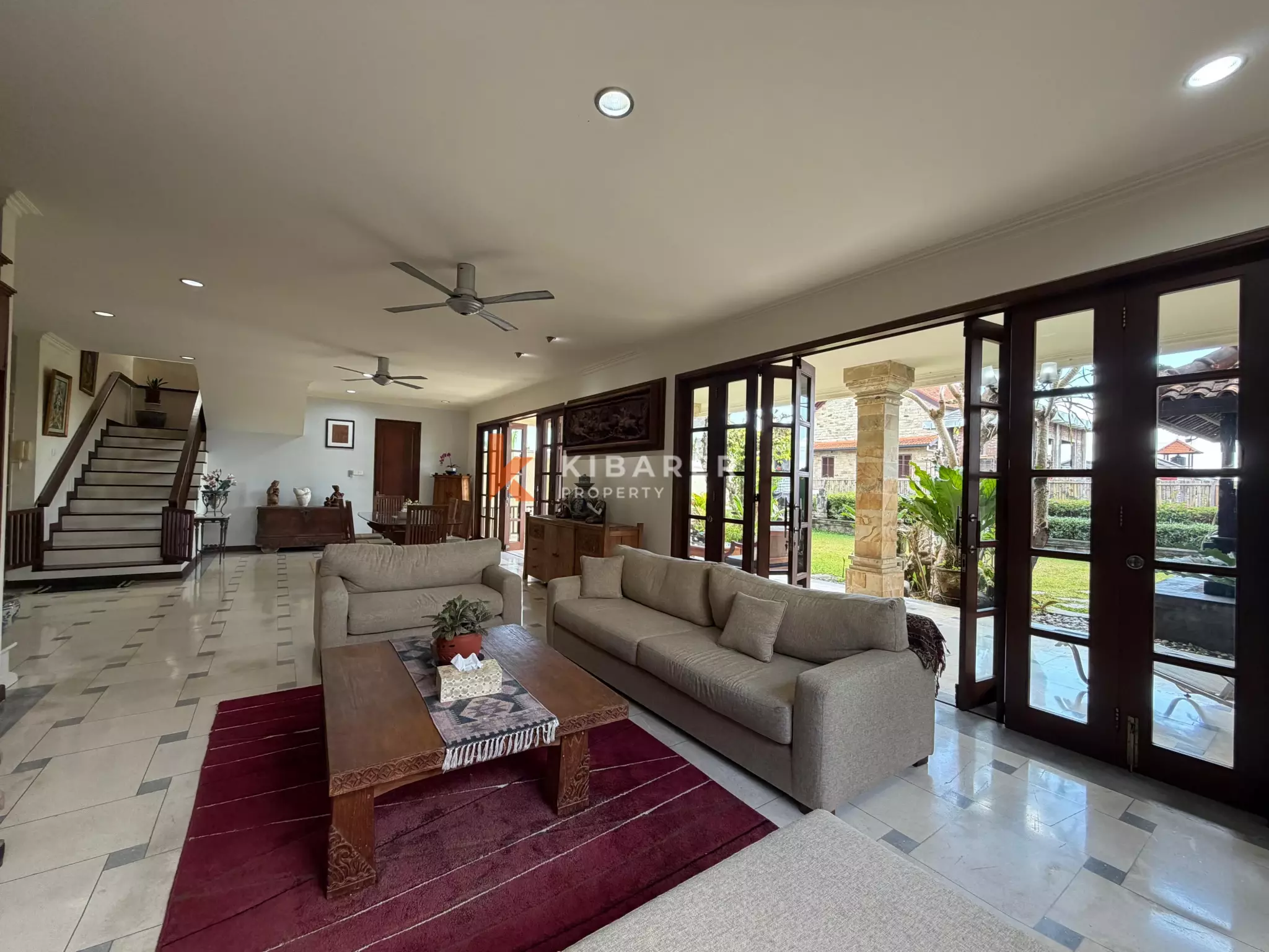 Roomy Tropical Three-Bedrooms Villa with Expansive Garden in Jimbaran