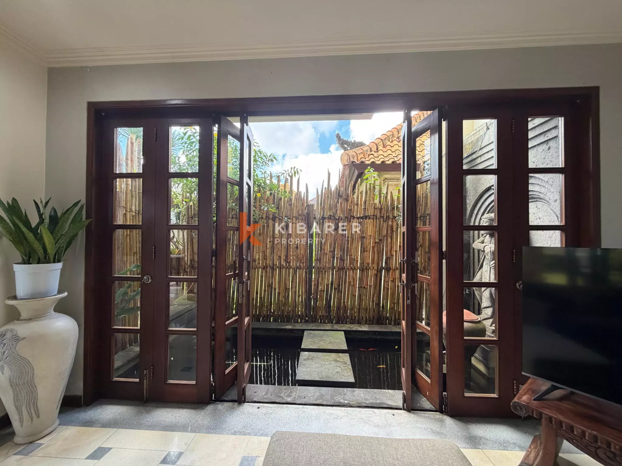 Roomy Tropical Three-Bedrooms Villa with Expansive Garden in Jimbaran