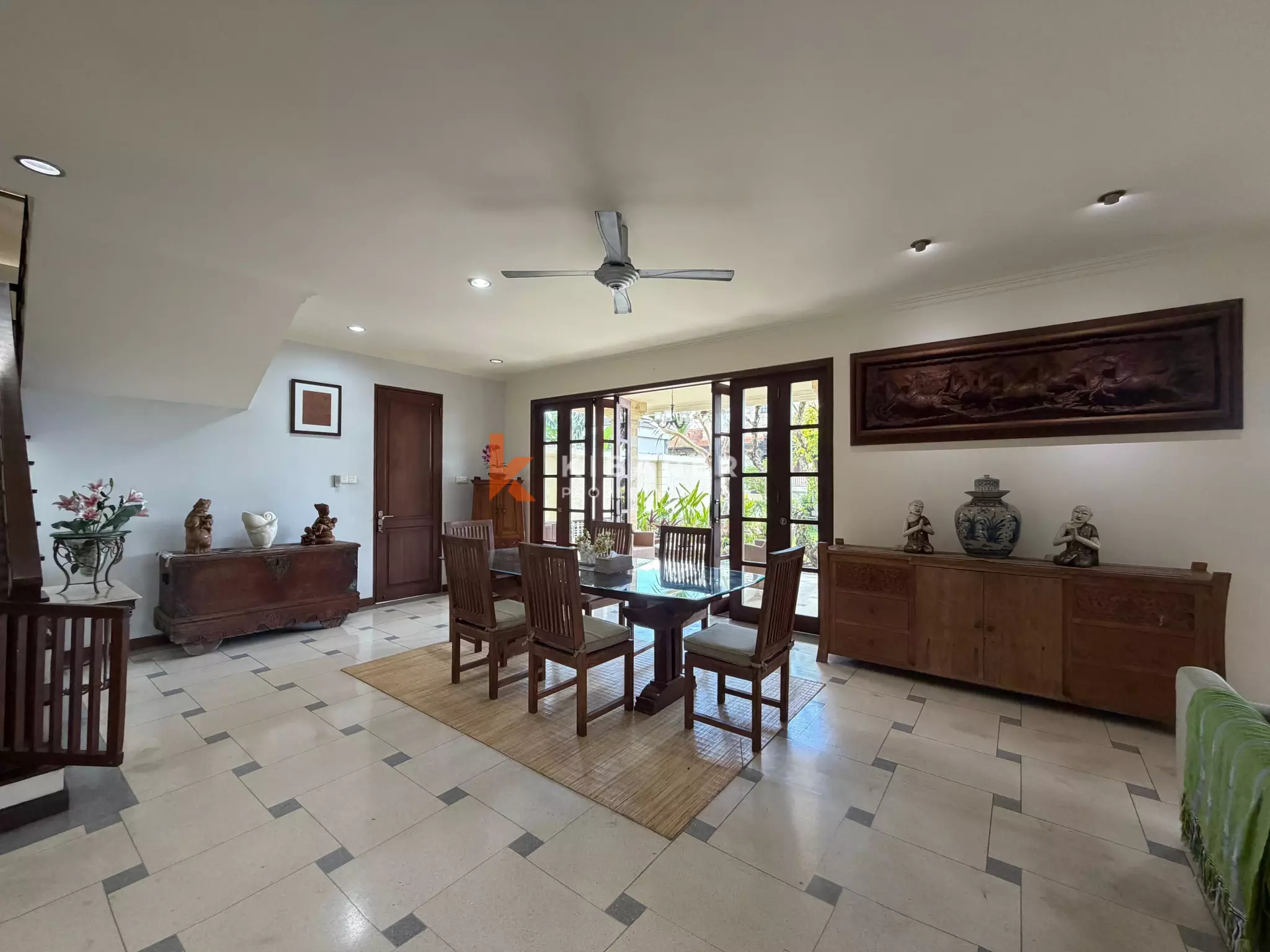 Roomy Tropical Three-Bedrooms Villa with Expansive Garden in Jimbaran
