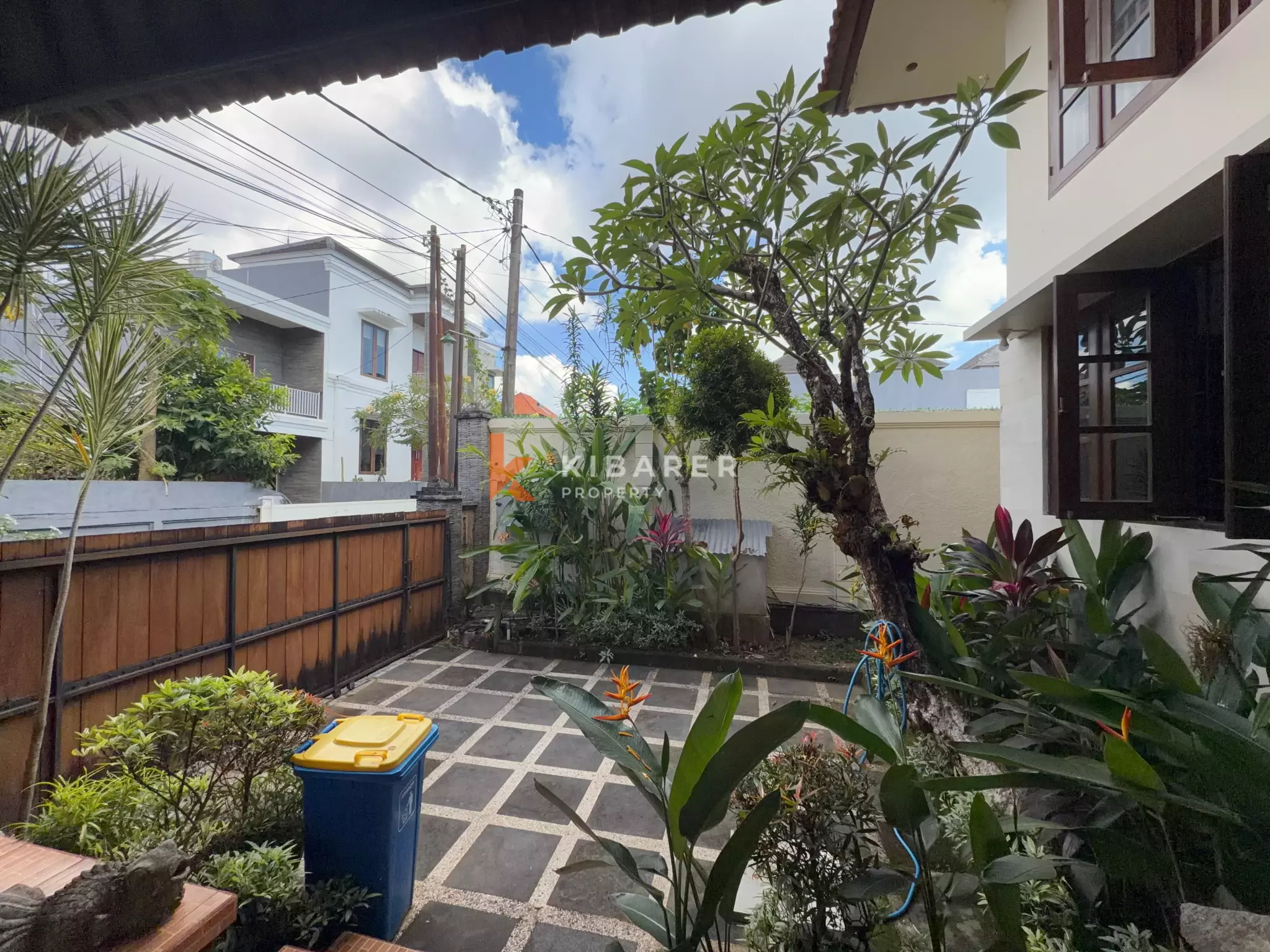 Roomy Tropical Three-Bedrooms Villa with Expansive Garden in Jimbaran