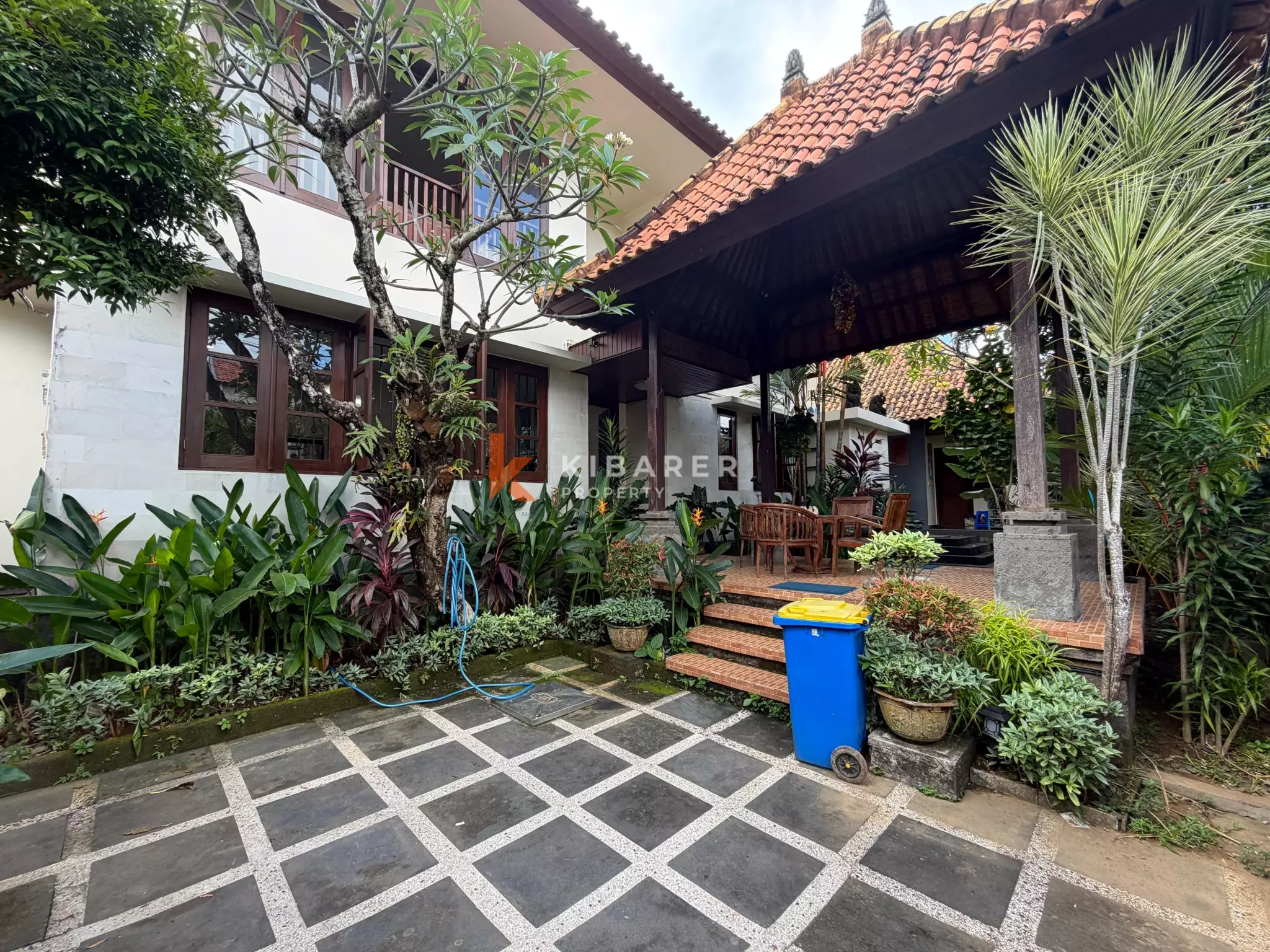 Roomy Tropical Three-Bedrooms Villa with Expansive Garden in Jimbaran